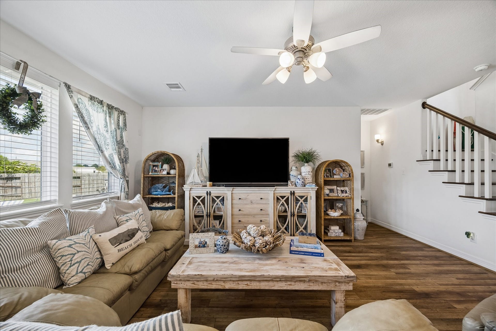 25934 Bronze Oak Court, Richmond, TX 77406 With soft neutral finishes, an open, airy layout and plenty of room to spread out, this inviting family room is ready for real living. Host, relax and enjoy life at home.