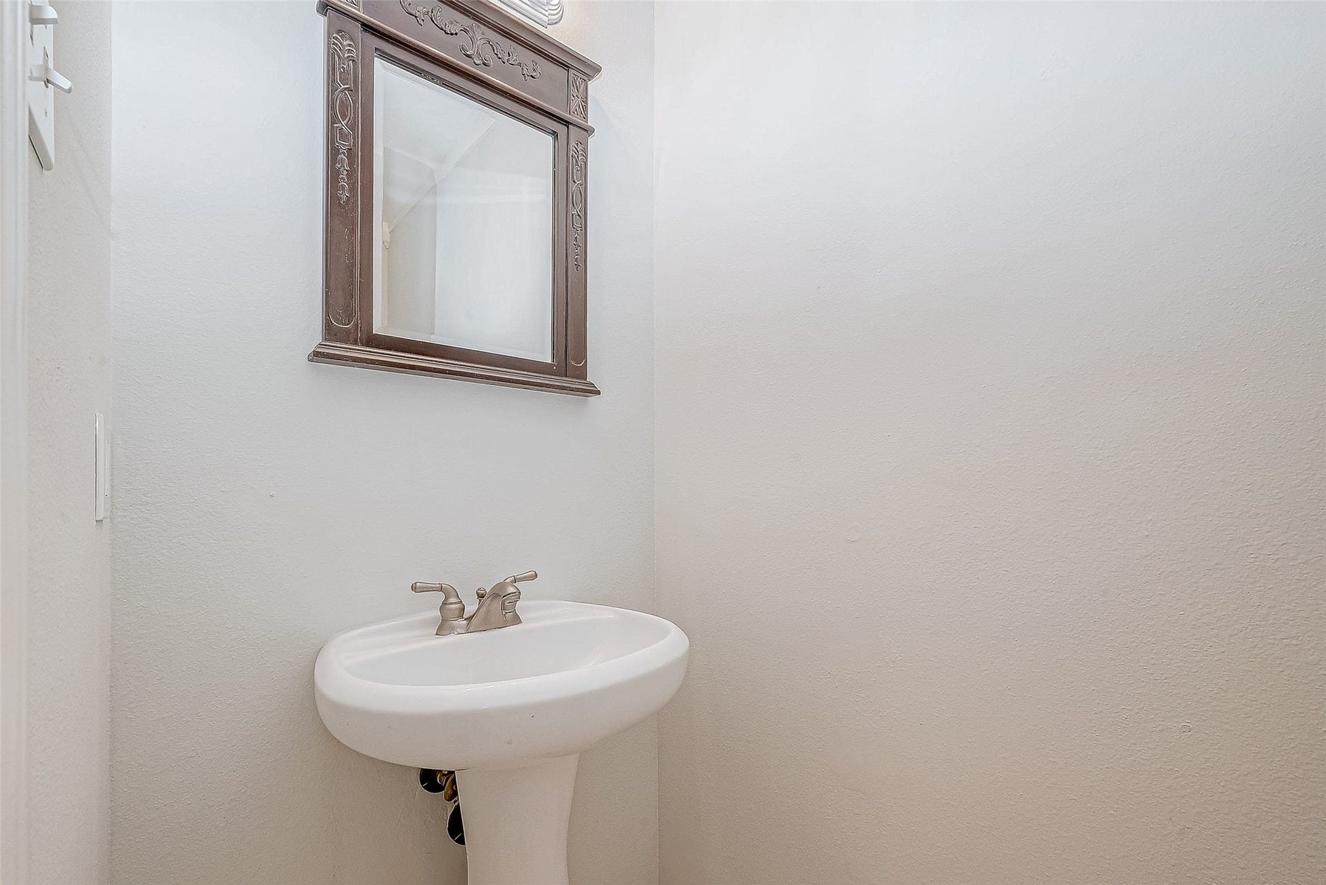 10327 Sablebrook Lane, Houston, TX 77095 1/2 bathroom