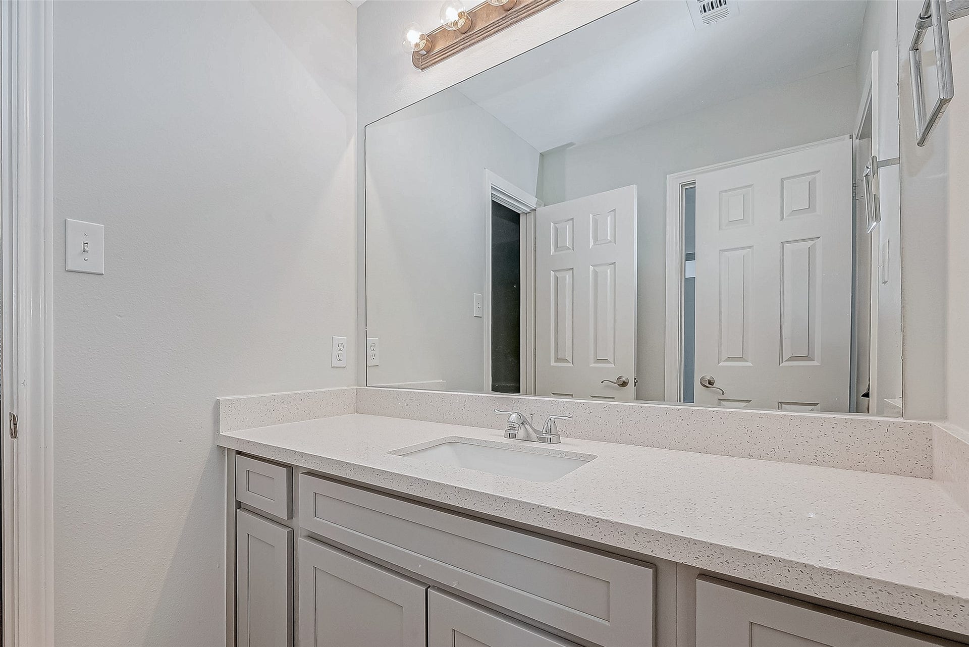 10327 Sablebrook Lane, Houston, TX 77095 2nd floor bathroom 2
