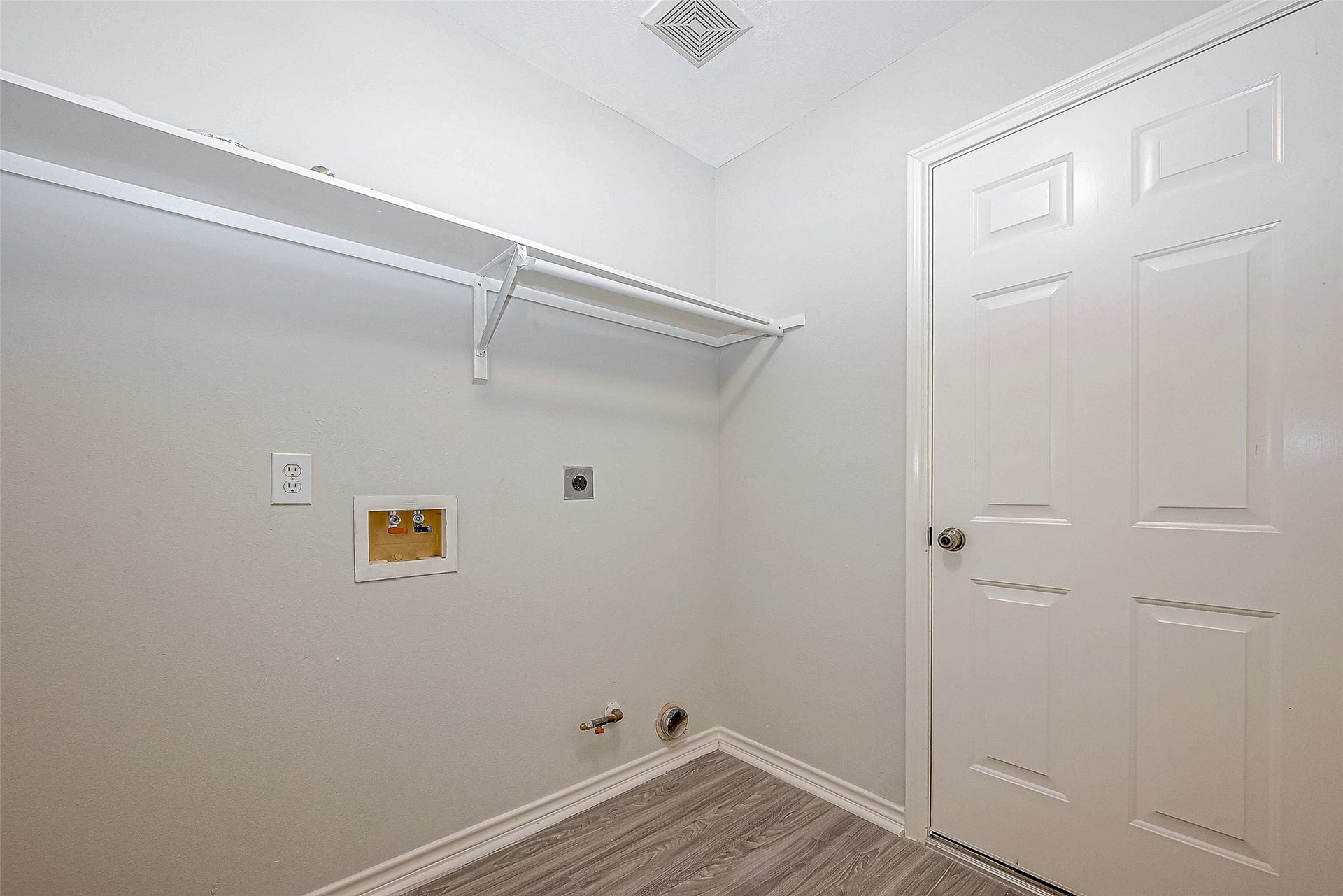 10327 Sablebrook Lane, Houston, TX 77095 laundry room