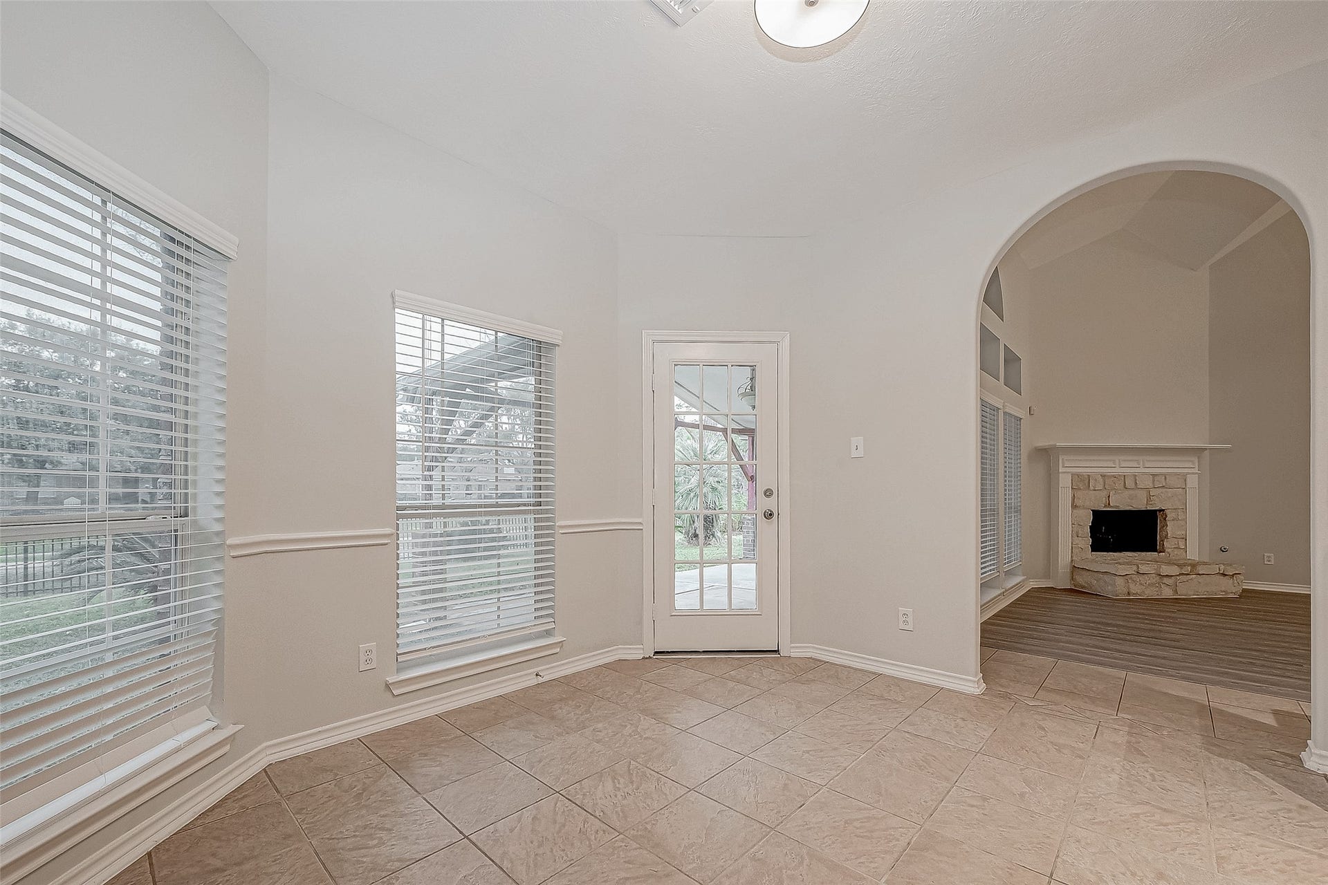 10327 Sablebrook Lane, Houston, TX 77095 Breakfast area