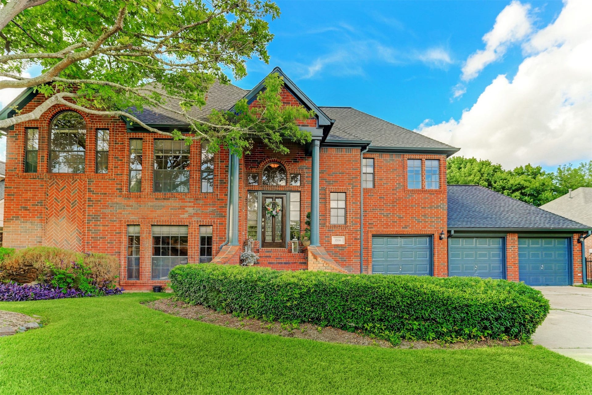 1706 Country Squire Drive, Richmond, TX 77406 Welcome home to 1706 Country Squire Drive in Pecan Grove! The exterior of the home has recently been repainted. Yard maintenance(mowing & edging) is included in the lease price.