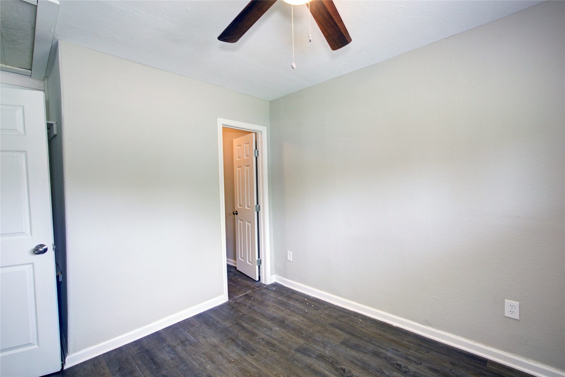 5406 Bataan Road, Houston, TX 77033 Master bedroom