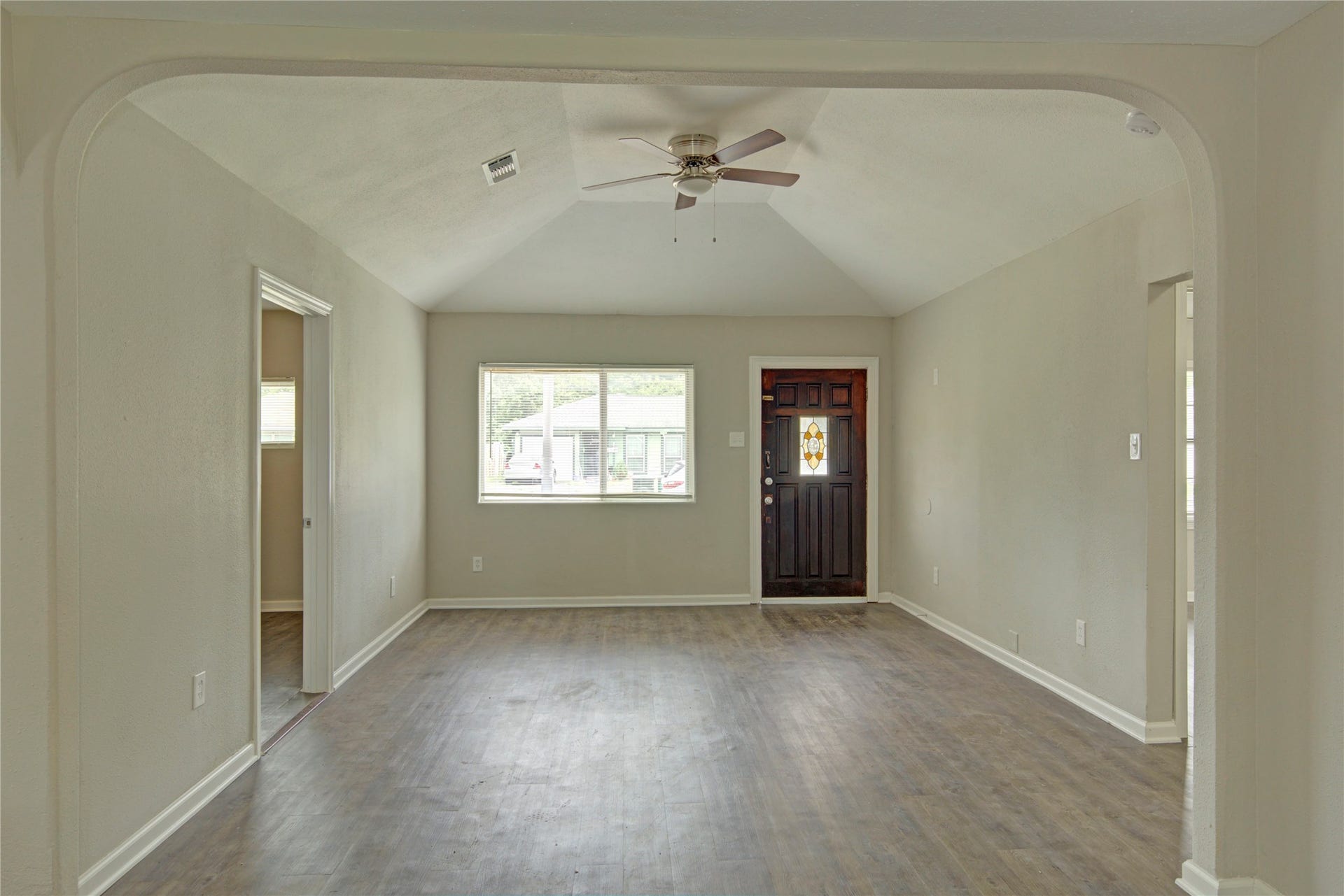 5406 Bataan Road, Houston, TX 77033 Living room
