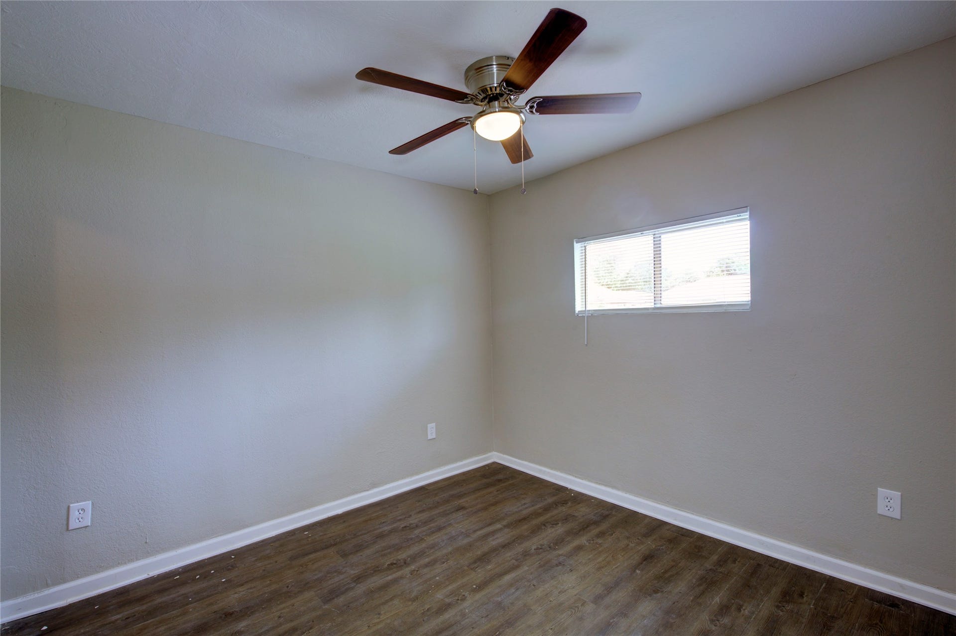 5406 Bataan Road, Houston, TX 77033 Master bedroom