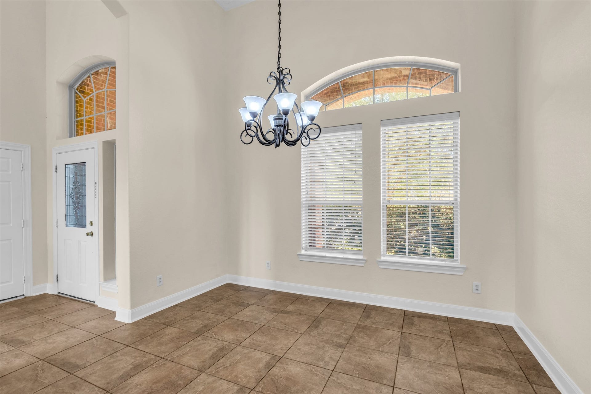 9907 Heritage Waters Court, Humble, TX 77396 The dining room off the entry features ample natural light, crown molding. 5" baseboards carry throughout the home.