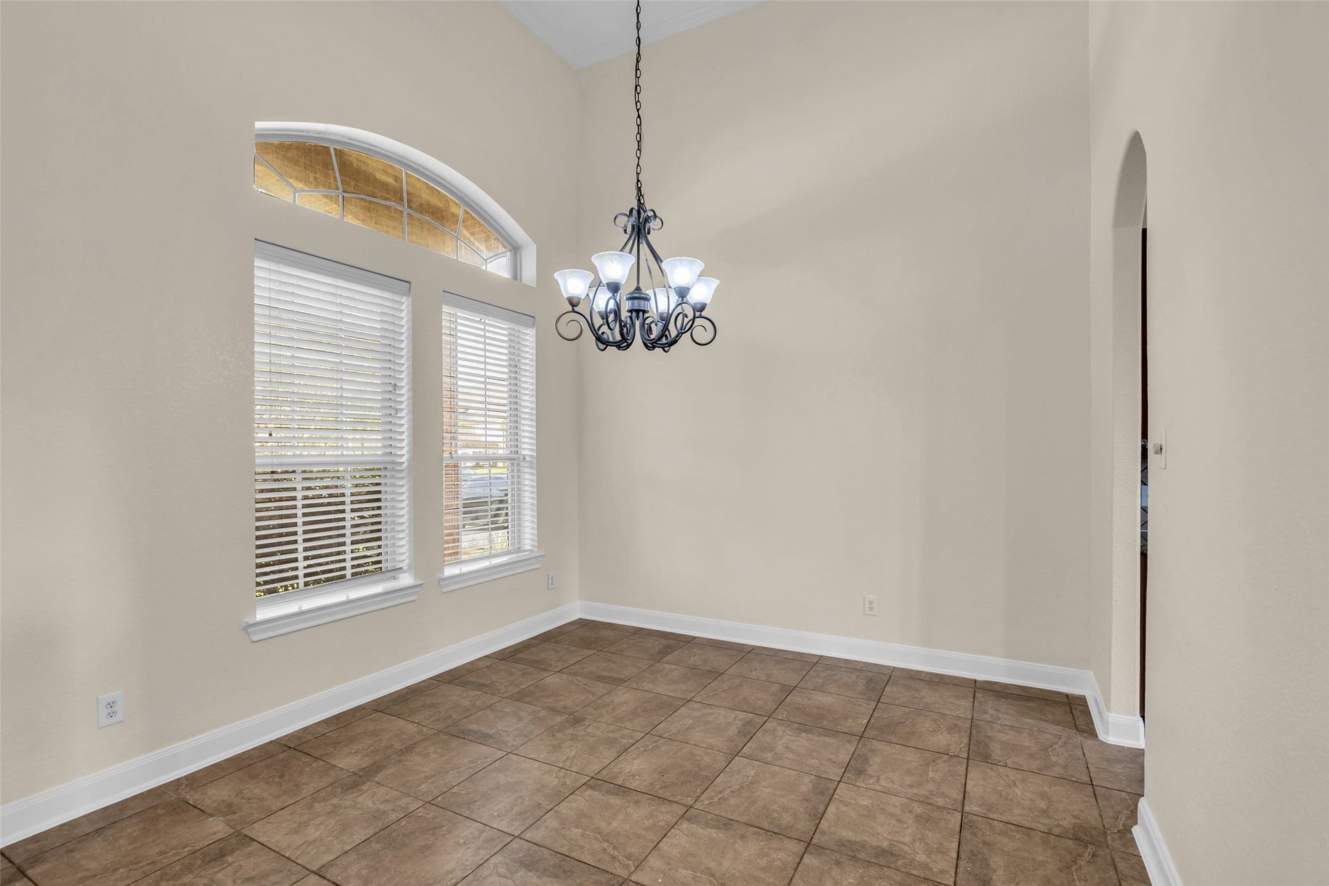 9907 Heritage Waters Court, Humble, TX 77396 Convenient access to the kitchen from the dining room.