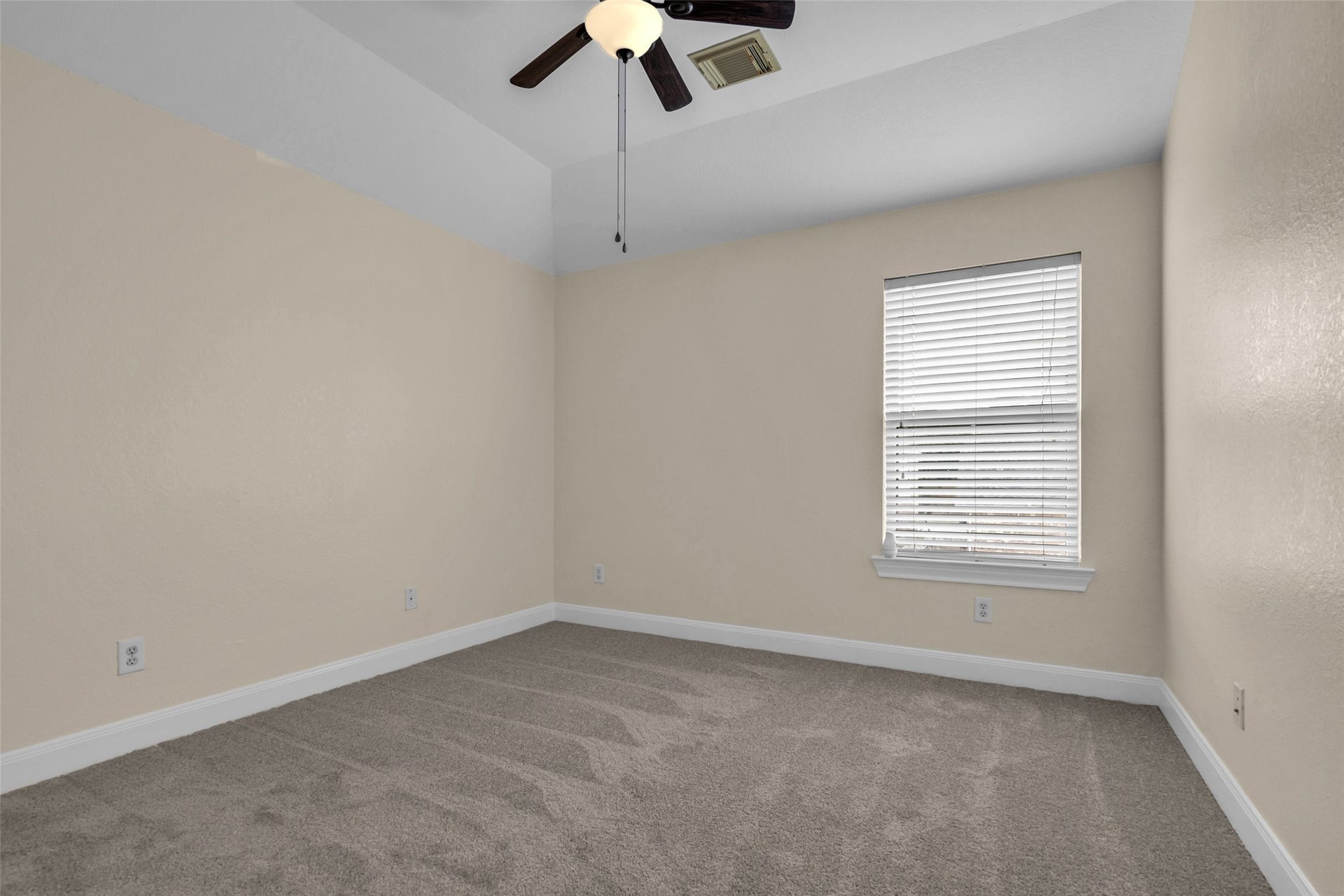 9907 Heritage Waters Court, Humble, TX 77396 Upstairs secondary bedroom