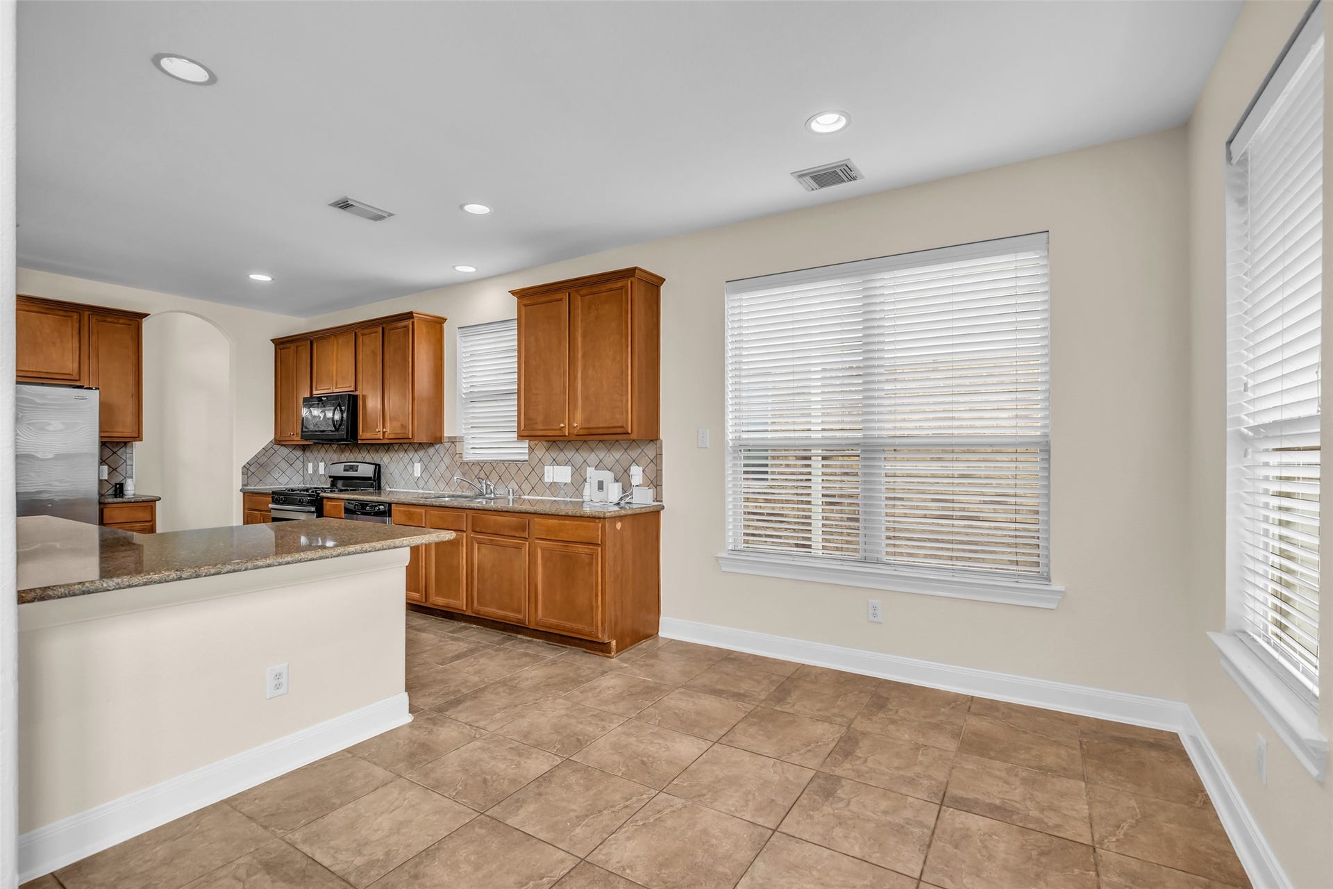 9907 Heritage Waters Court, Humble, TX 77396 Generous sized breakfast room with access to back yard.