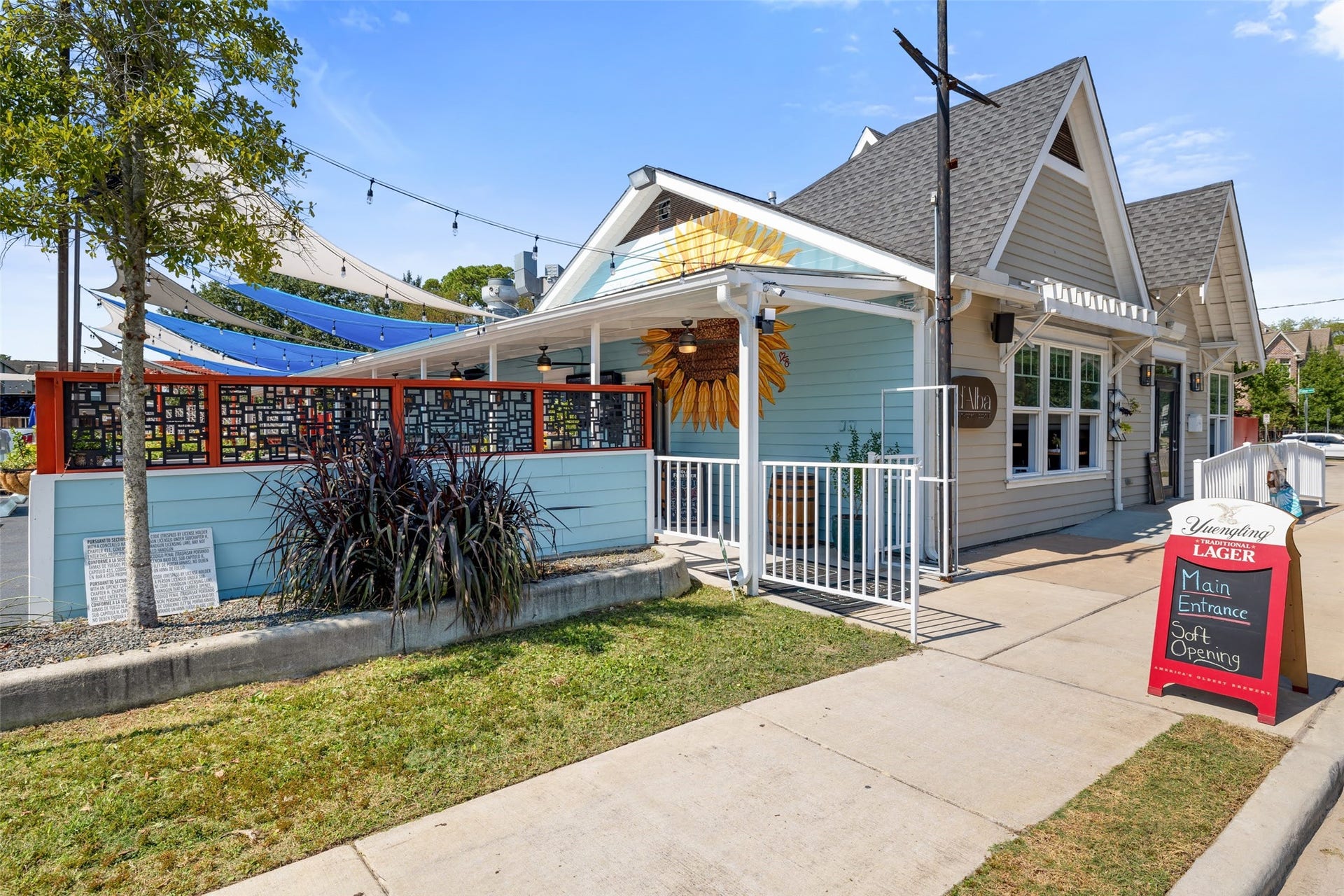 951 Lamonte Lane, Houston, TX 77018 Enjoy neighborhood dining at popular d'Alba, featuring a relaxing outdoor patio, along with several other restaurants and entertainment options in the walkable Wakefield Street dining district.