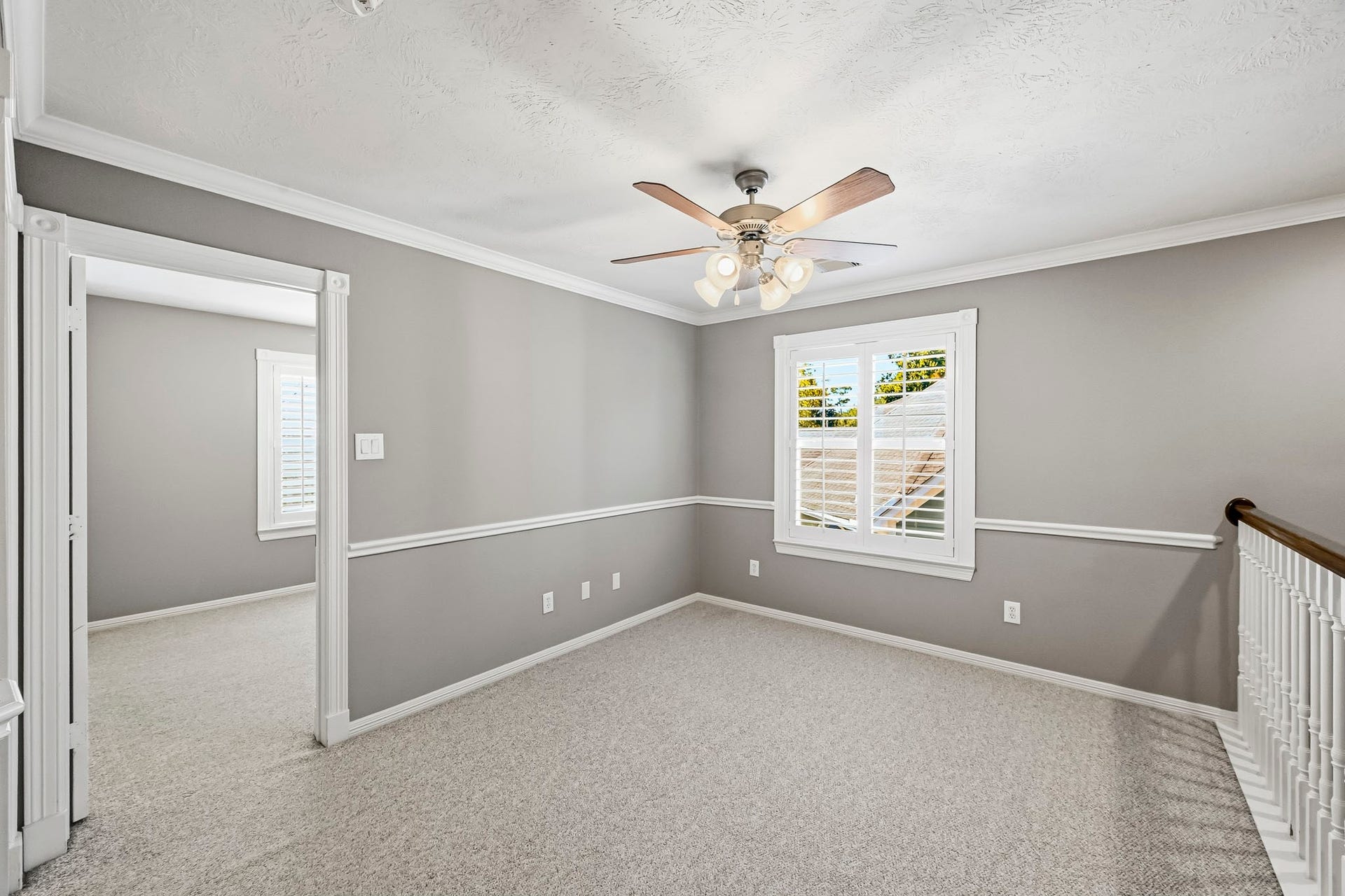 951 Lamonte Lane, Houston, TX 77018 Versatile upstairs landing with Berber carpet, ceiling fan, and plantation shutters. Ideal for a sitting area, study space, playroom, or additional living area.