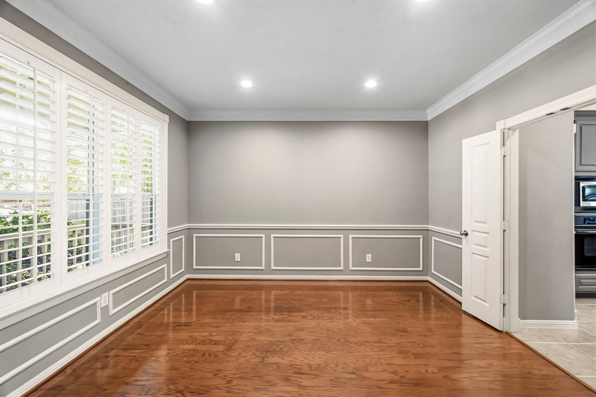 951 Lamonte Lane, Houston, TX 77018 Elegant formal dining room featuring hardwood floors, decorative wall molding, crown molding, and plantation shutters. Conveniently located right off the kitchen.
