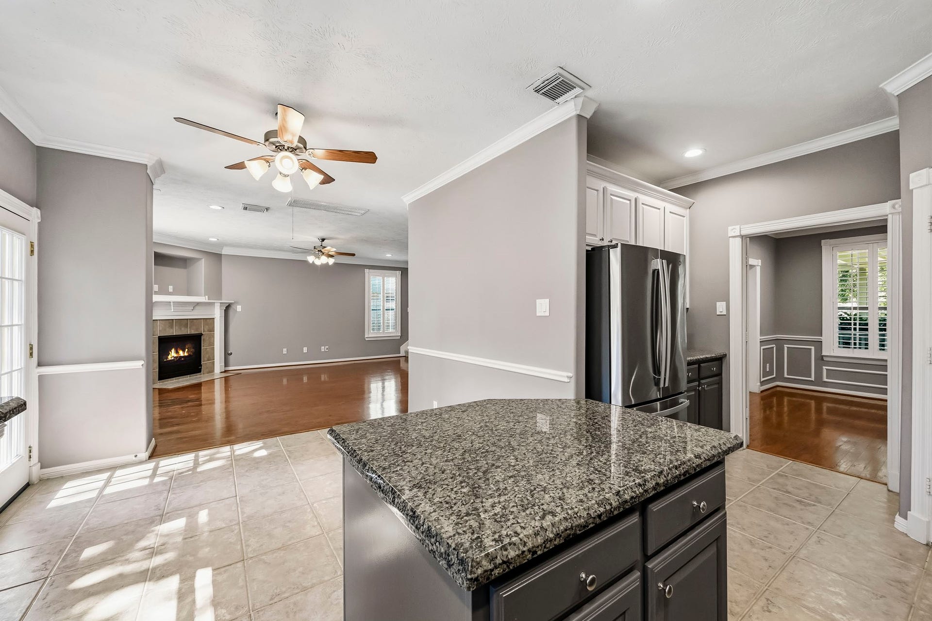 951 Lamonte Lane, Houston, TX 77018 Open kitchen and breakfast area flow into the family room, featuring hardwood floors and a cozy fireplace.