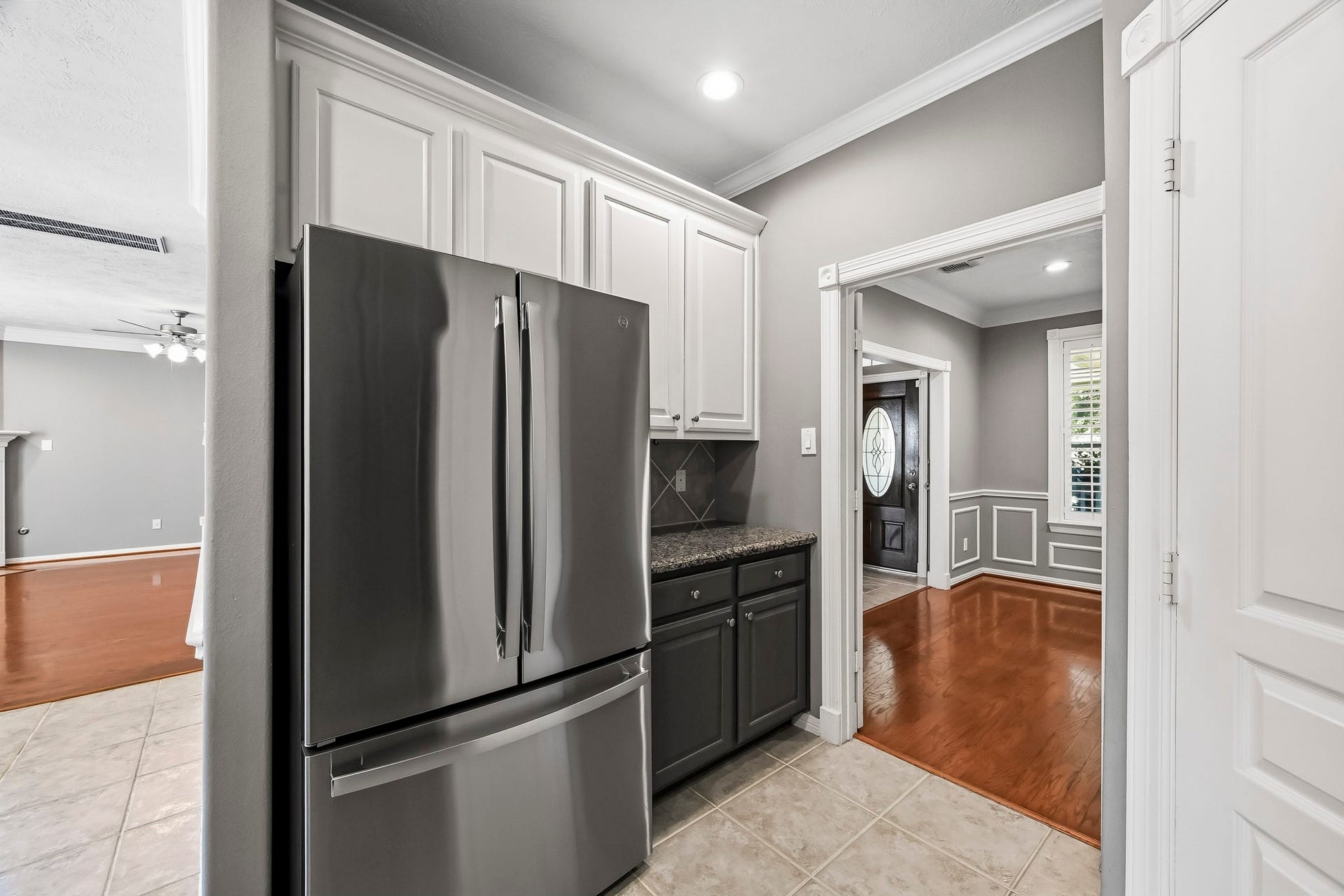 951 Lamonte Lane, Houston, TX 77018 Brand-new stainless steel refrigerator complements the kitchen's granite countertops and abundant cabinet storage.