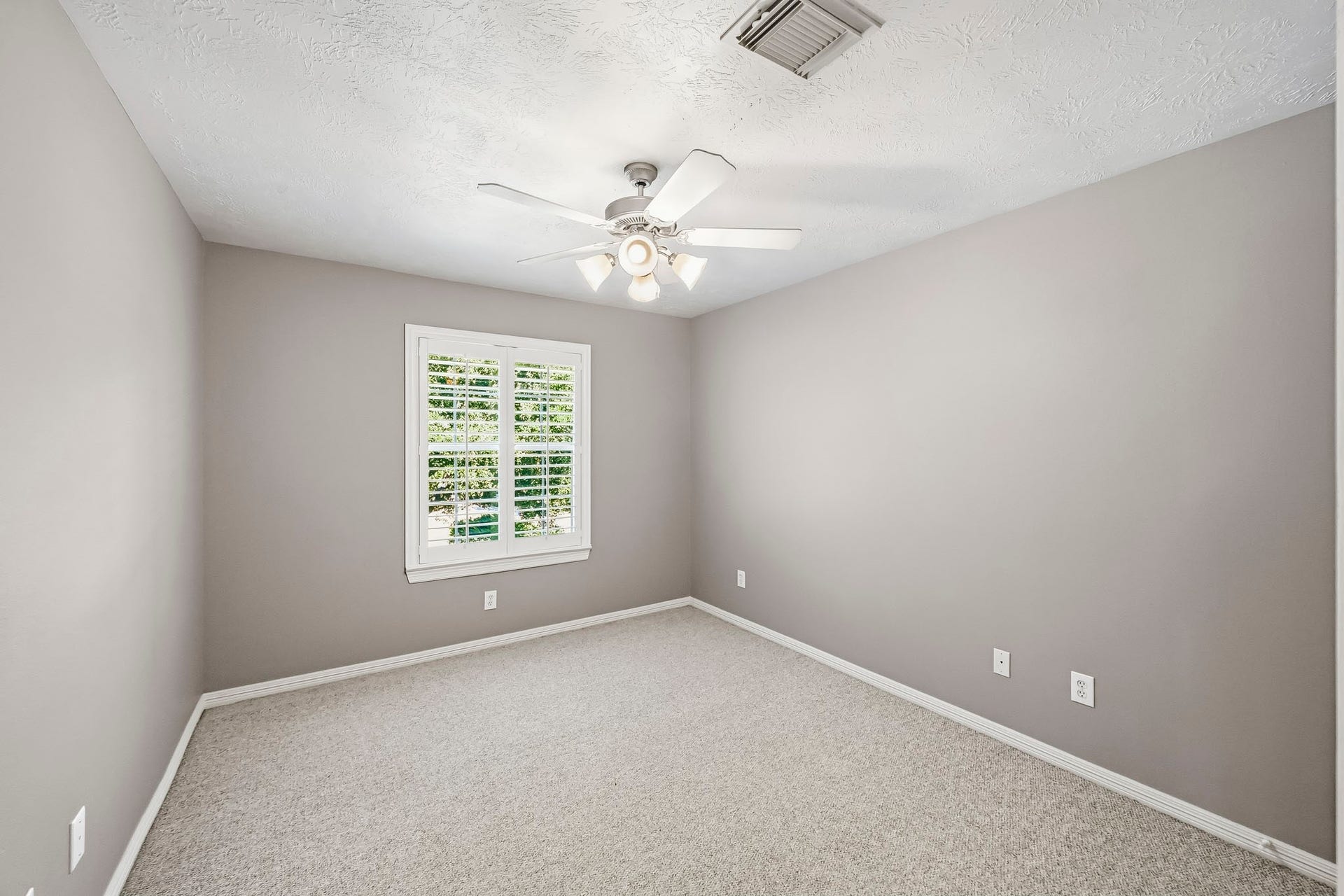 951 Lamonte Lane, Houston, TX 77018 Another secondary bedroom offering neutral finishes, Berber carpet, ceiling fan, and plantation shutters.