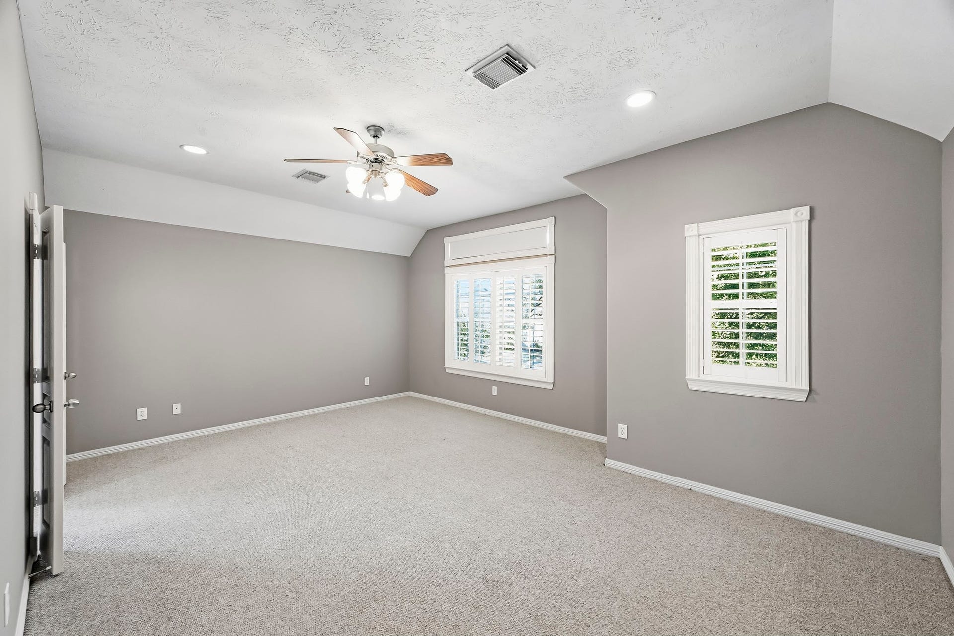 951 Lamonte Lane, Houston, TX 77018 Generously sized primary suite featuring Berber carpet, a ceiling fan, abundant natural light, and plantation shutters.