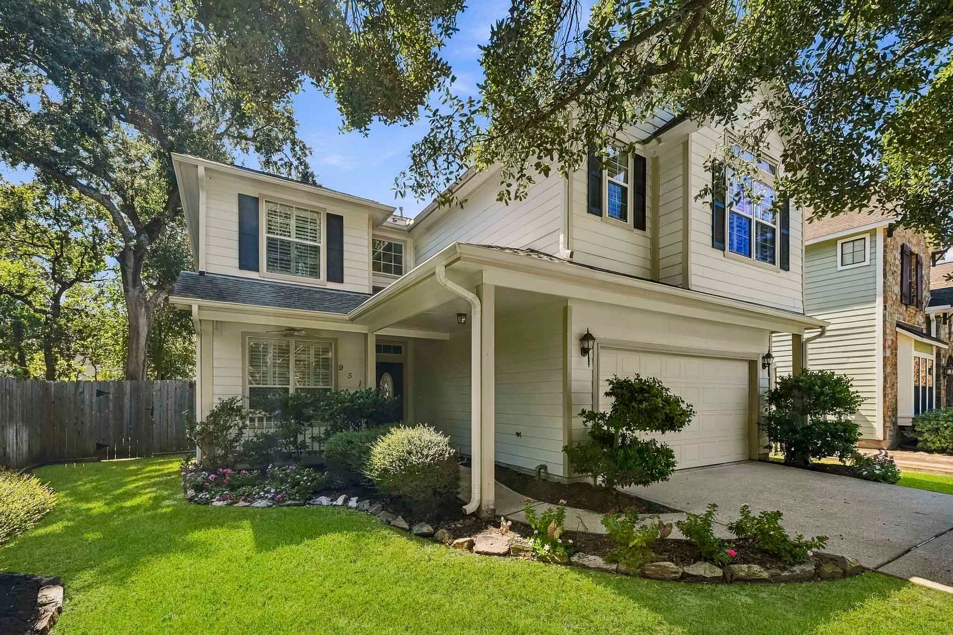 951 Lamonte Lane, Houston, TX 77018 Welcoming covered front porch, mature landscaping, and an attached two-car garage with an extended driveway.