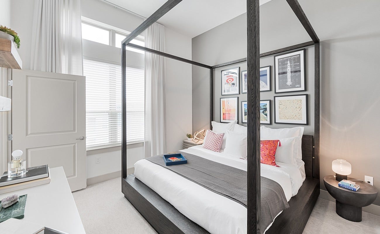 Your own private escape awaits. Tall windows bring in beautiful daylight, while the generous ceiling height creates an airy, restful atmosphere. Imagine slow weekend mornings, luxurious bedding and a bedroom designed entirely around your comfort.