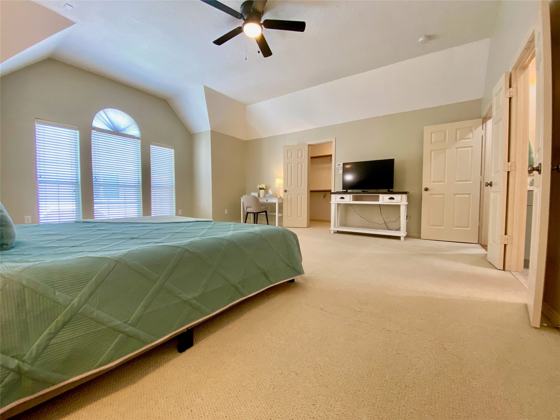 5202 Crawford Street, #17, Houston, TX 77004 Primary suite