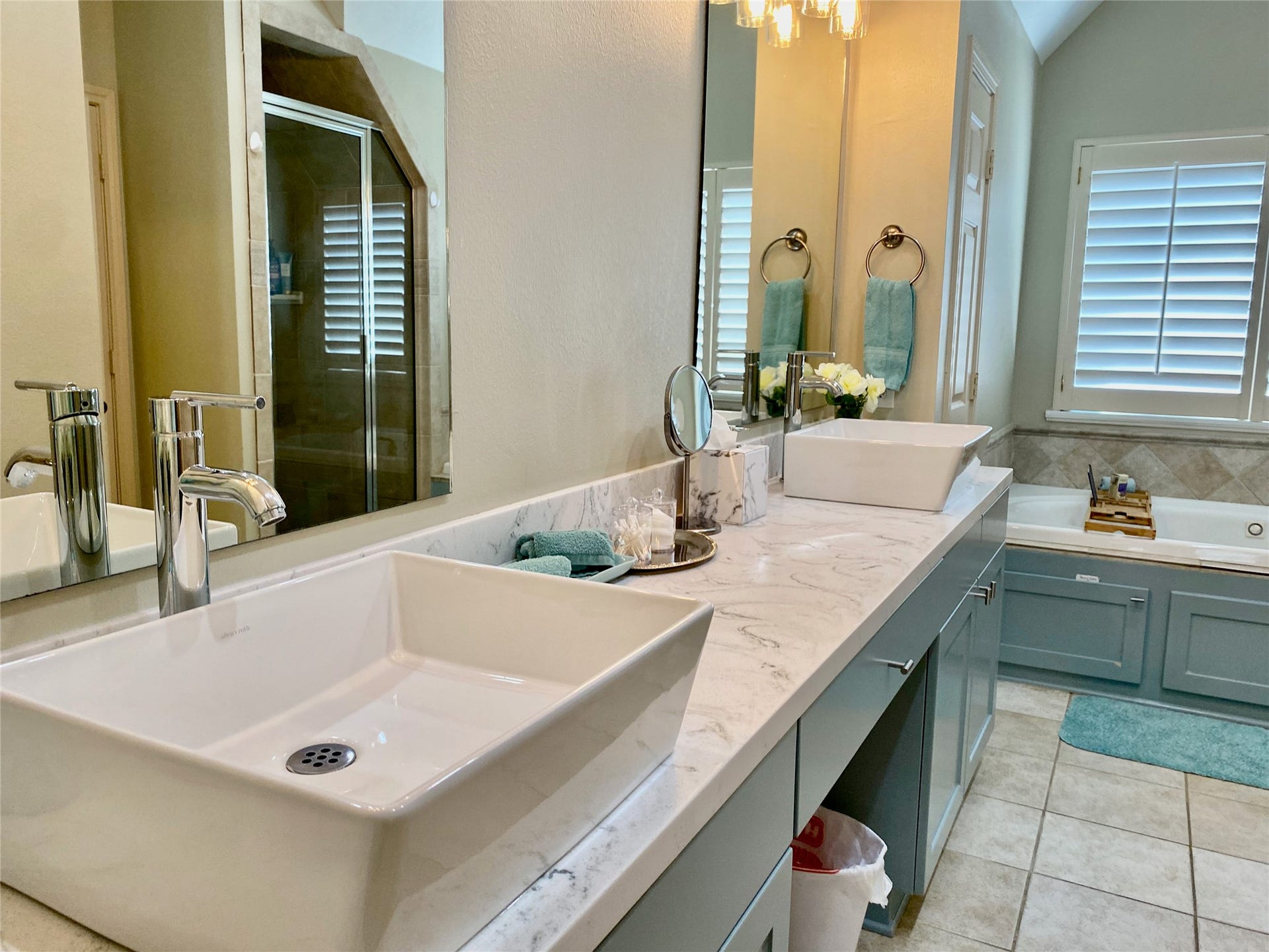 5202 Crawford Street, #17, Houston, TX 77004 Primary bath with double sinks and quartz countertops