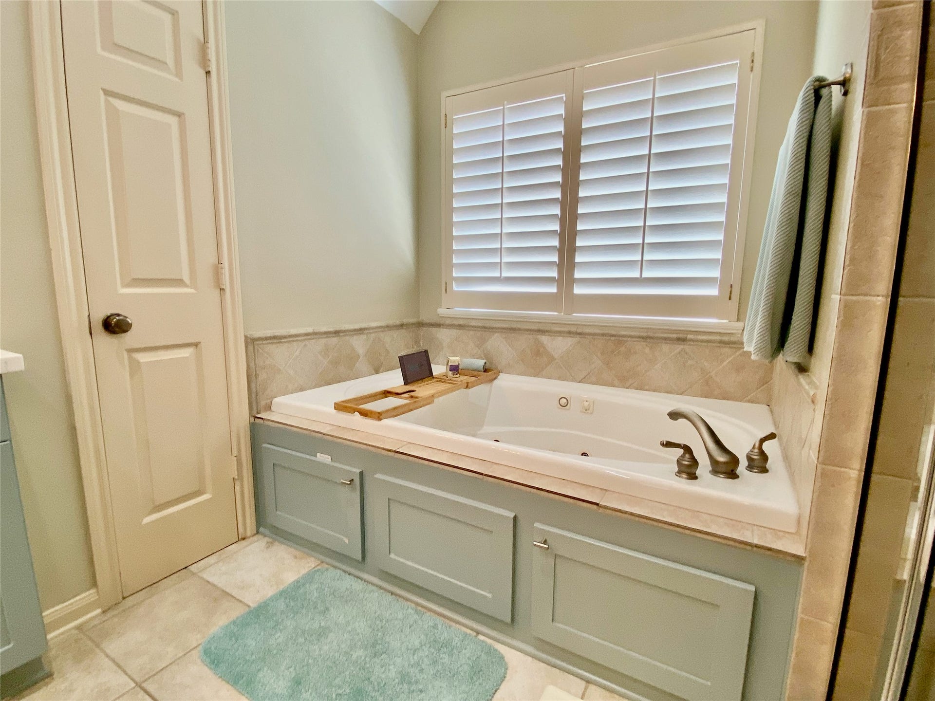 5202 Crawford Street, #17, Houston, TX 77004 Large, jetted tub