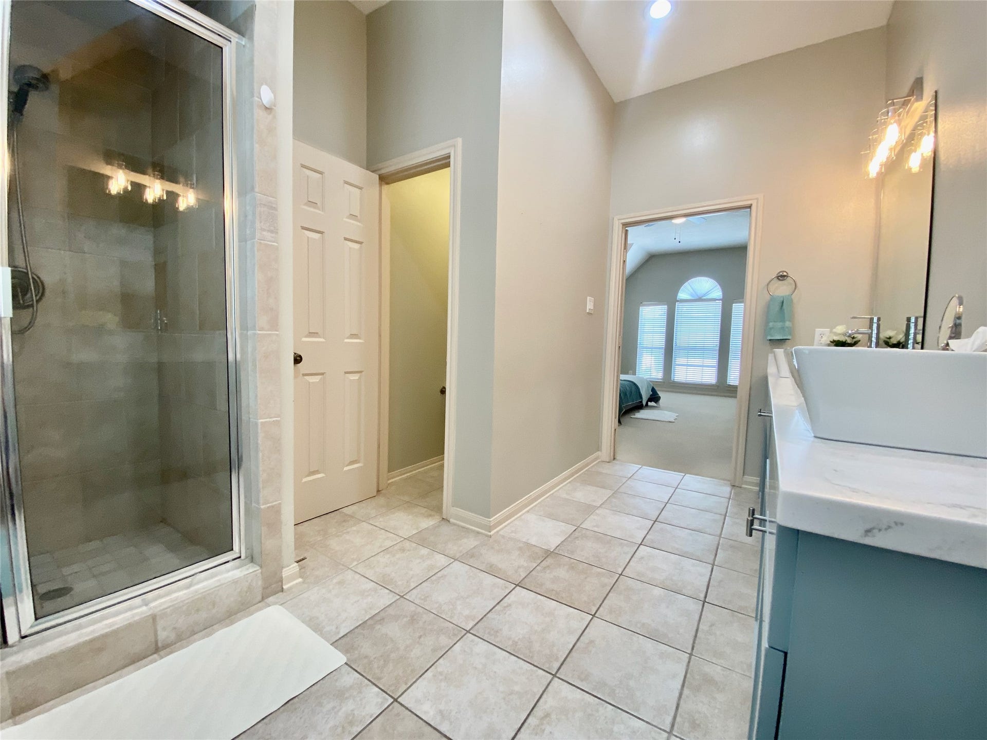 5202 Crawford Street, #17, Houston, TX 77004 Separate walk-in shower