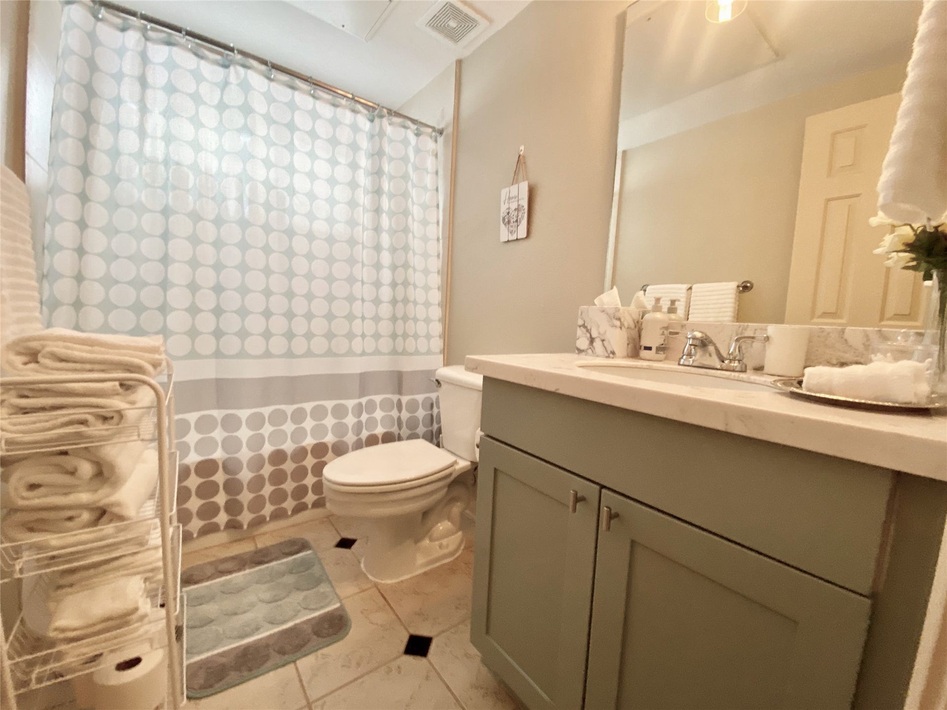 5202 Crawford Street, #17, Houston, TX 77004 Full Bathroom directly outside of both secondary bedrooms