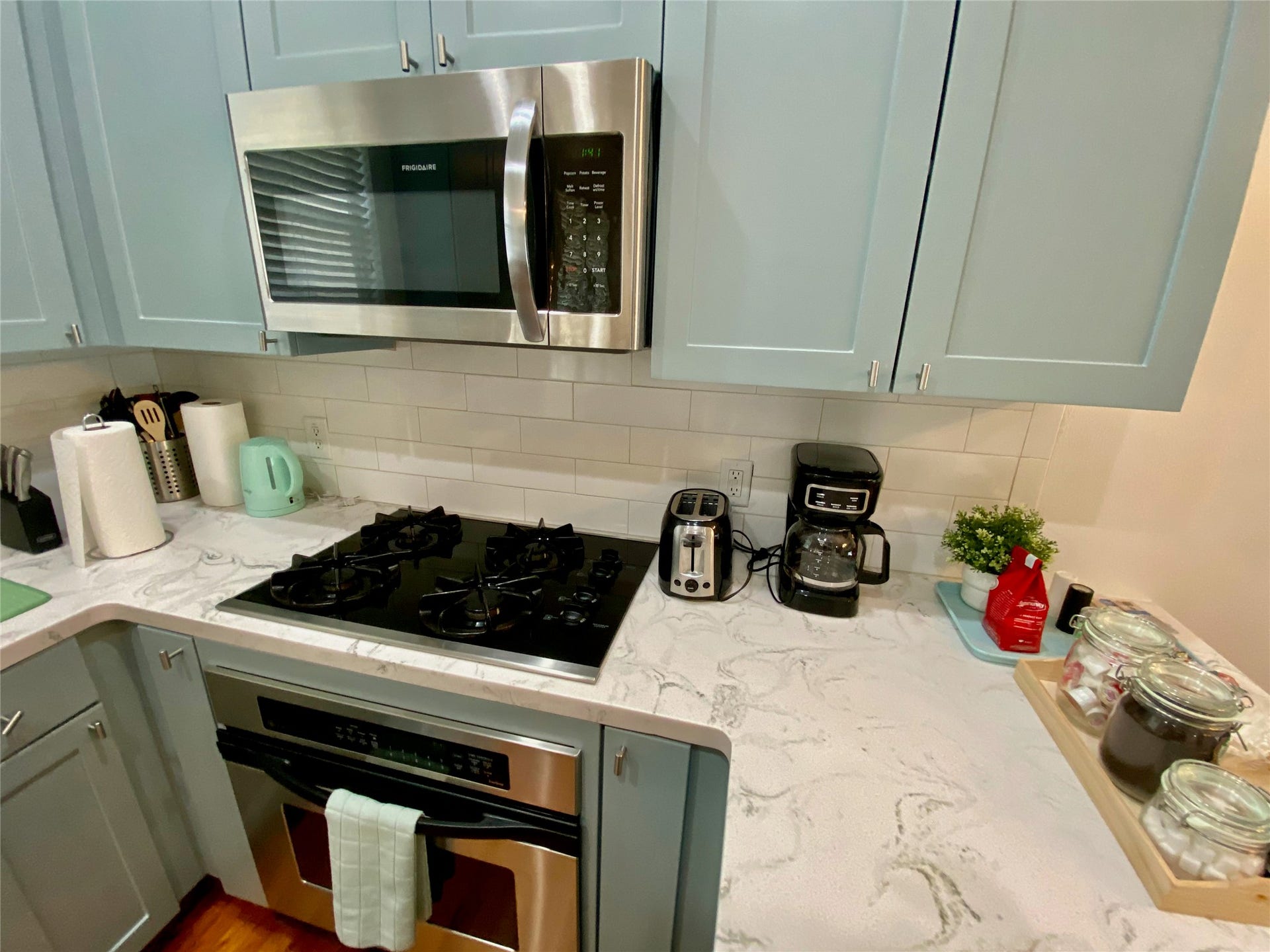 5202 Crawford Street, #17, Houston, TX 77004 Oven and Gas Cooktop