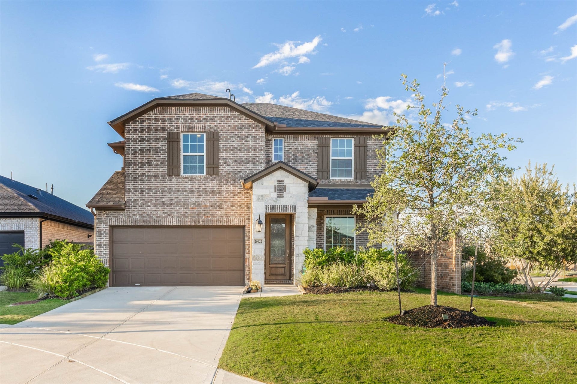 20922 Maudine Drive, Cypress, TX 77433 Stylist Taylor Morrison home in Bridge Creek subdivision on a corner cul-de-sac lot! This open concept floor plan offers 4 bedrooms, 2.5 baths and beautiful spaces for everyday living and entertaining.