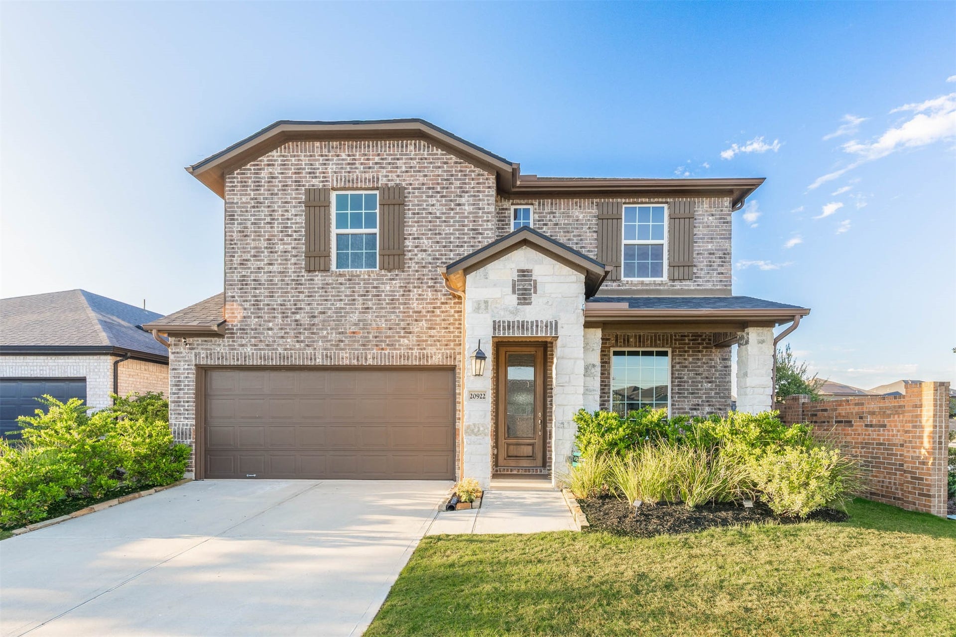 20922 Maudine Drive, Cypress, TX 77433 Stylist Taylor Morrison home in Bridge Creek subdivision on a corner cul-de-sac lot! This open concept floor plan offers 4 bedrooms, 2.5 baths and beautiful spaces for everyday living and entertaining.