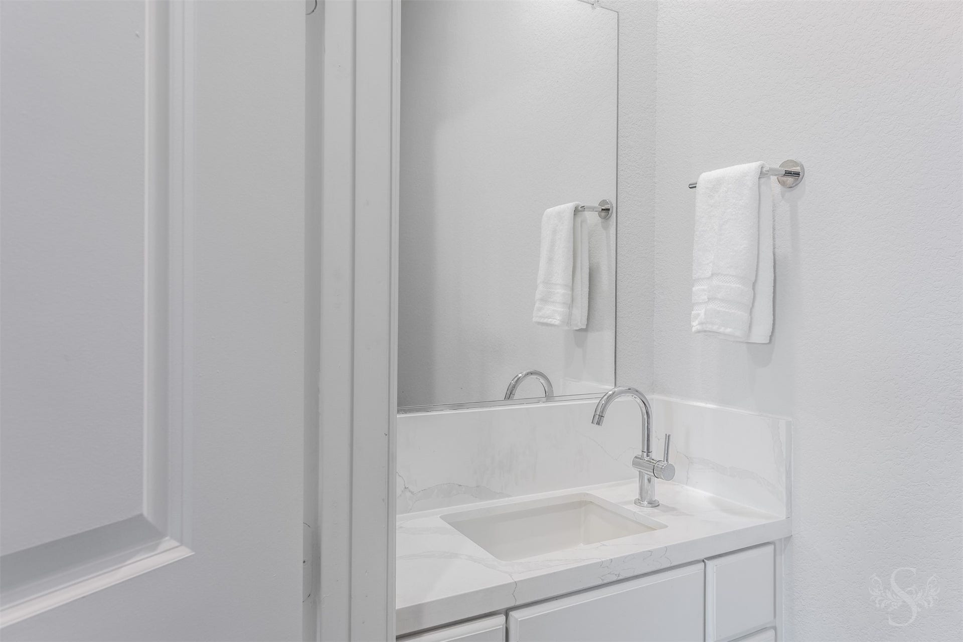 20922 Maudine Drive, Cypress, TX 77433 This stylish bath features a beautiful countertop and backsplash paired with crisp white cabinetry. A sleek chrome faucet and large mirror complete the bright, polished space.