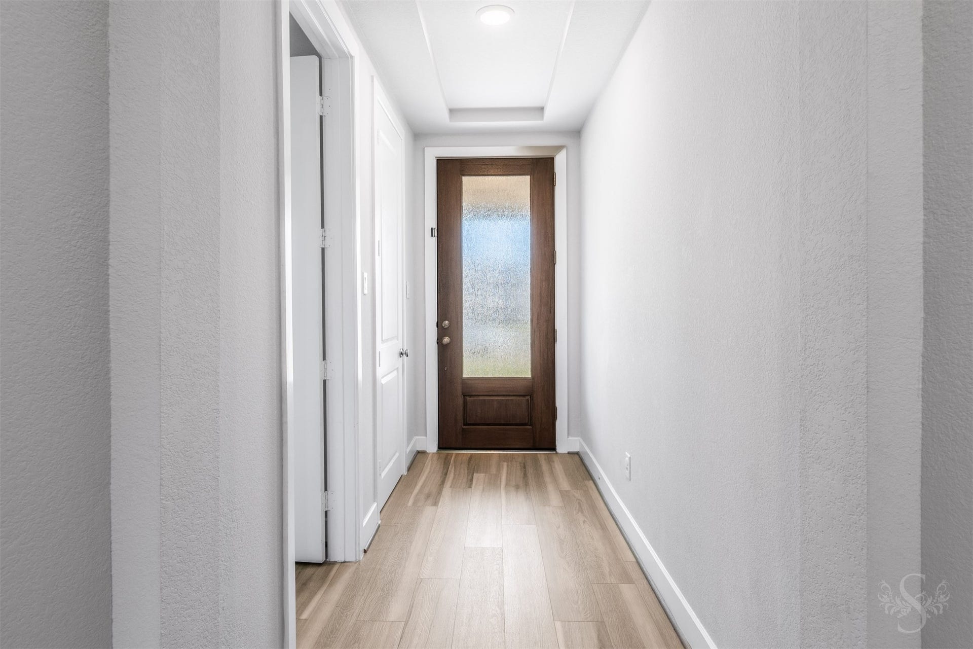 20922 Maudine Drive, Cypress, TX 77433 A tray ceiling and beautiful wood flooring set an elegant tone in the welcoming entry. Soft neutral walls and tall doorways create a bright, airy passage into the heart of the home.