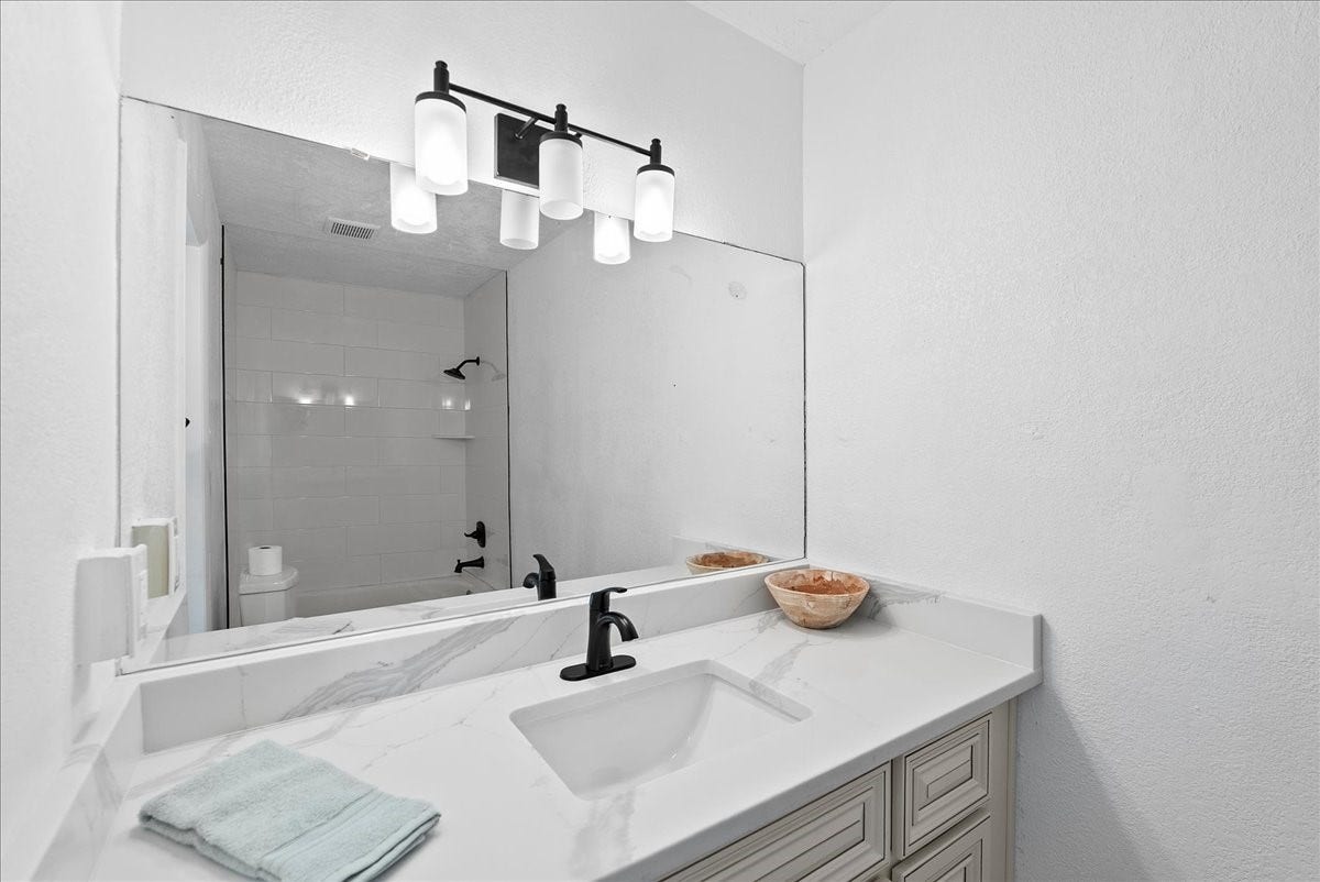 11510 Mullins Drive, Houston, TX 77035 Primary Bathroom