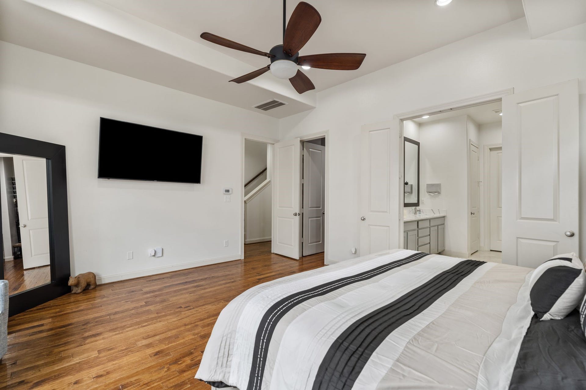 1337 W 24th Street, Houston, TX 77008 Another angle reveals the bedrooms generous layout and adjoining bathroom, creating a relaxing retreat.