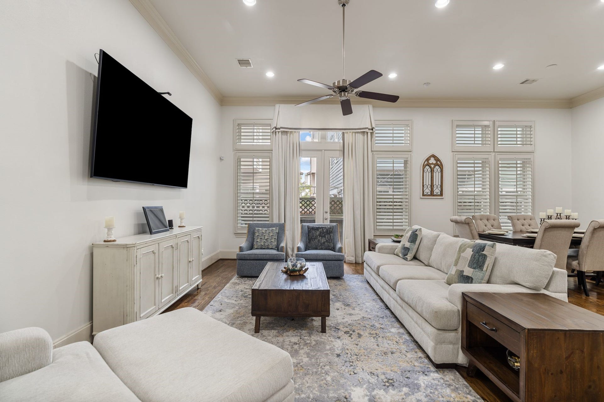 1337 W 24th Street, Houston, TX 77008 Step inside to a bright living room with recessed lighting, a ceiling fan and glass doors that extend the living space outdoors.