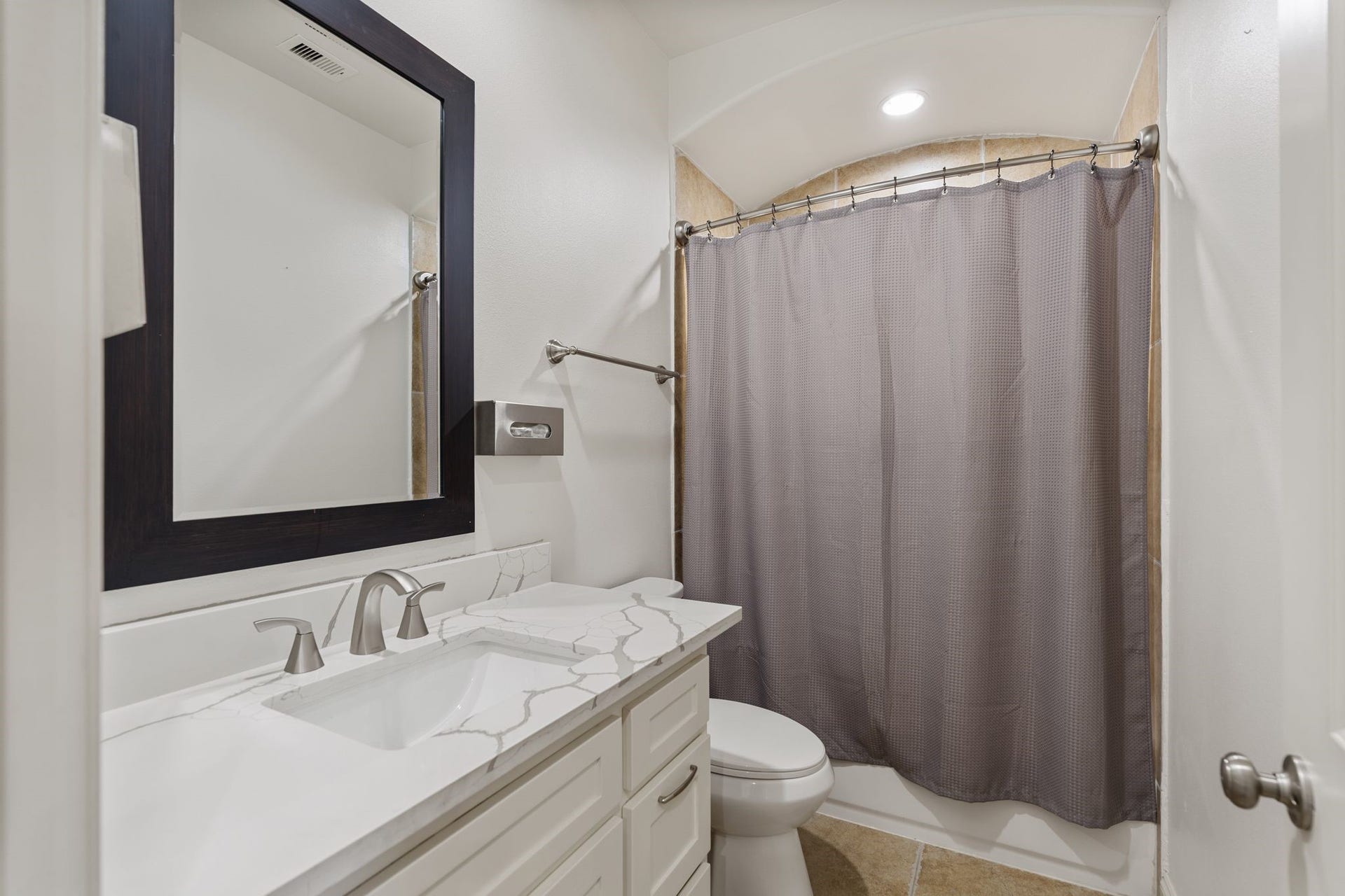 1337 W 24th Street, Houston, TX 77008 The 3rd floor full bathroom offers the ability to utilize the 3rd floor flex room as a 4th bedroom.
