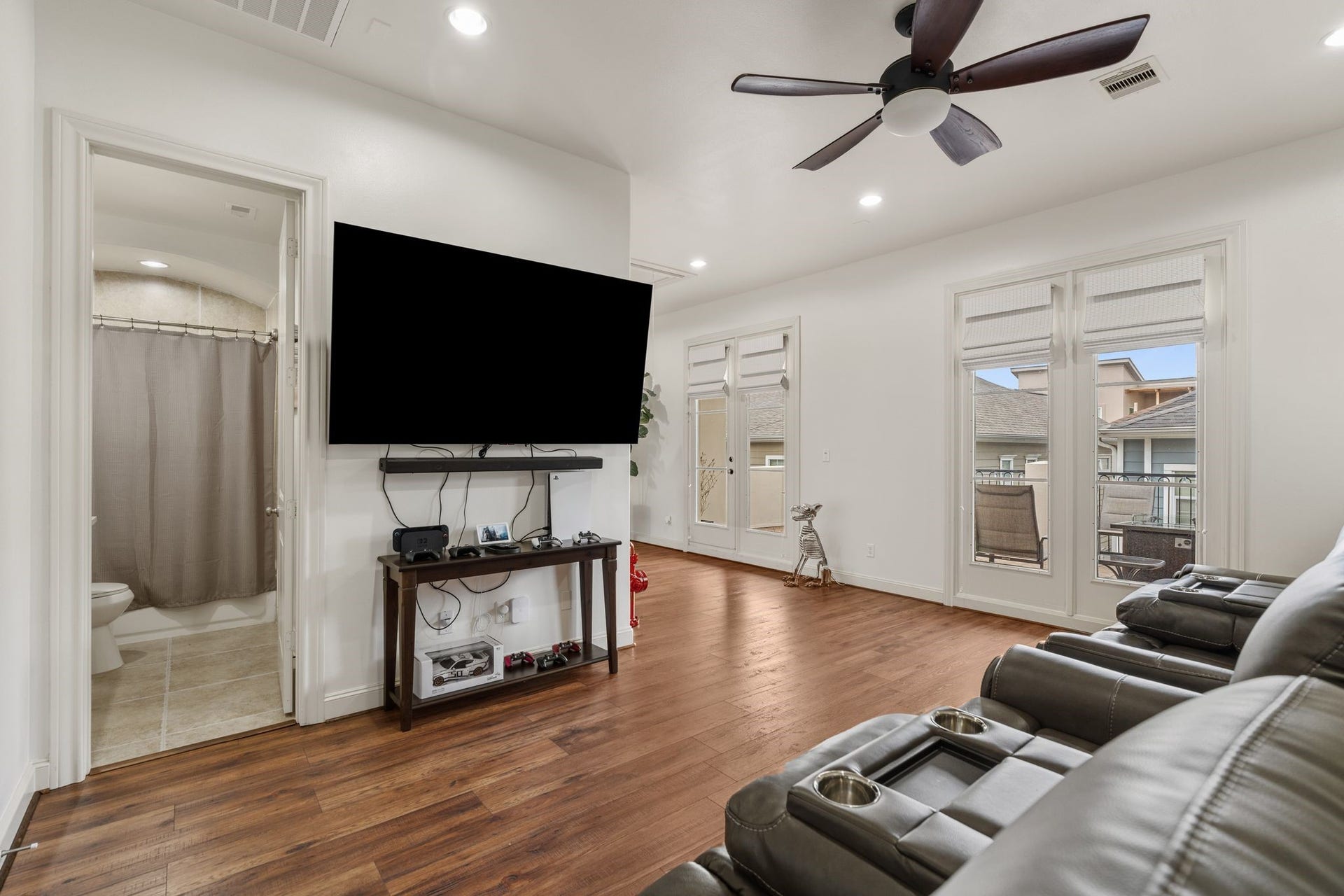 1337 W 24th Street, Houston, TX 77008 Additional view of the 3rd floor space reveals the rooms flexible layout and adjoining bathroom, adding versatility to this inviting gathering space.