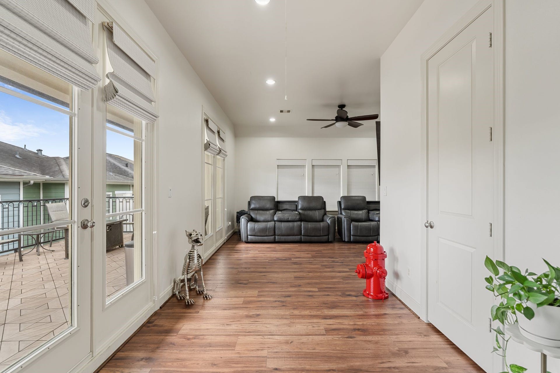 1337 W 24th Street, Houston, TX 77008 On the 3rd floor, an expansive flex room with a full bathroom and 2 large closets, offers a separate space which can be used as a home office, gym, games room or guest quarters. It also opens up to the expansive 3rd floor terrace.