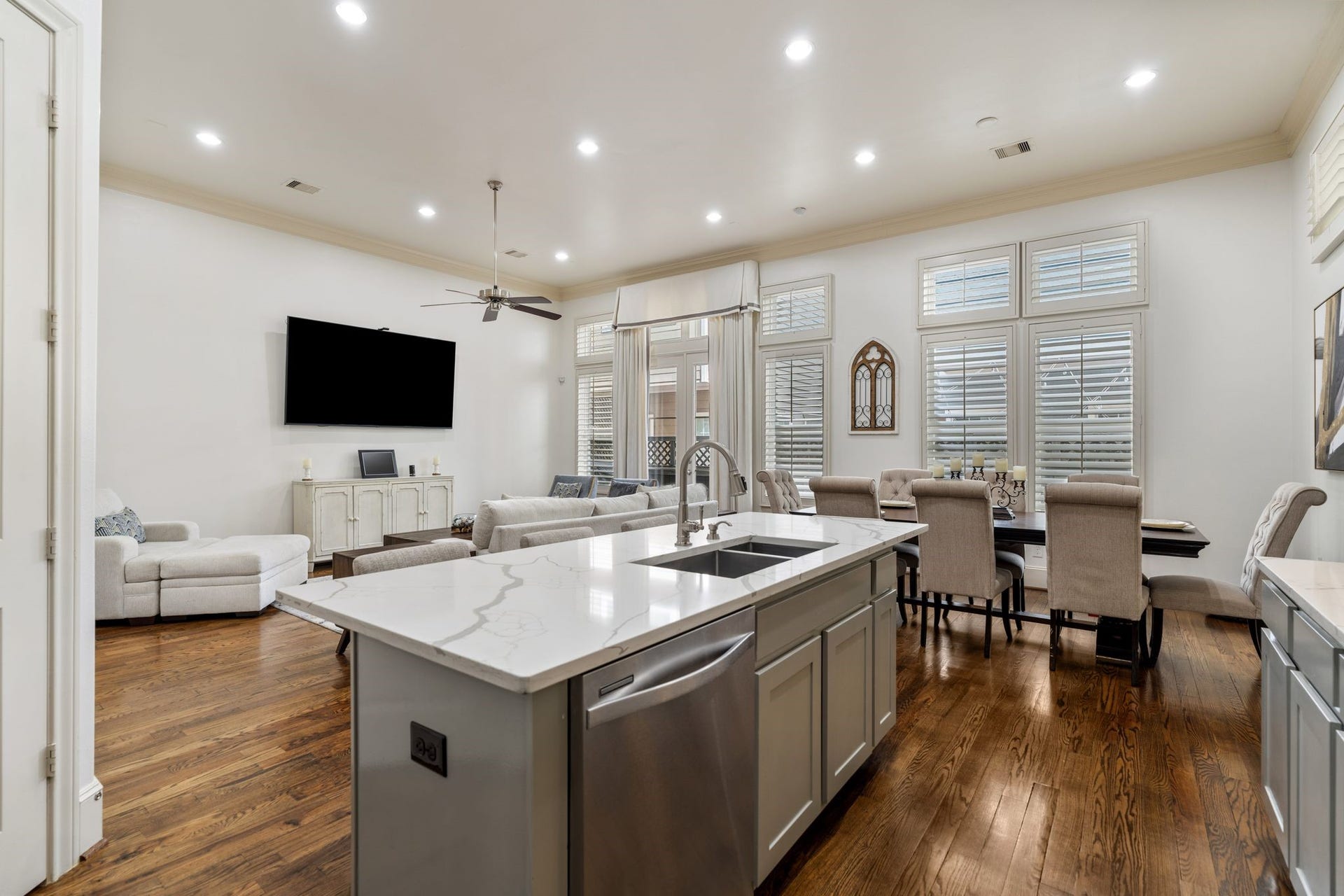 1337 W 24th Street, Houston, TX 77008 From the kitchen, enjoy an open floorplan across the dining and living areas, with recessed lighting unifying the space.