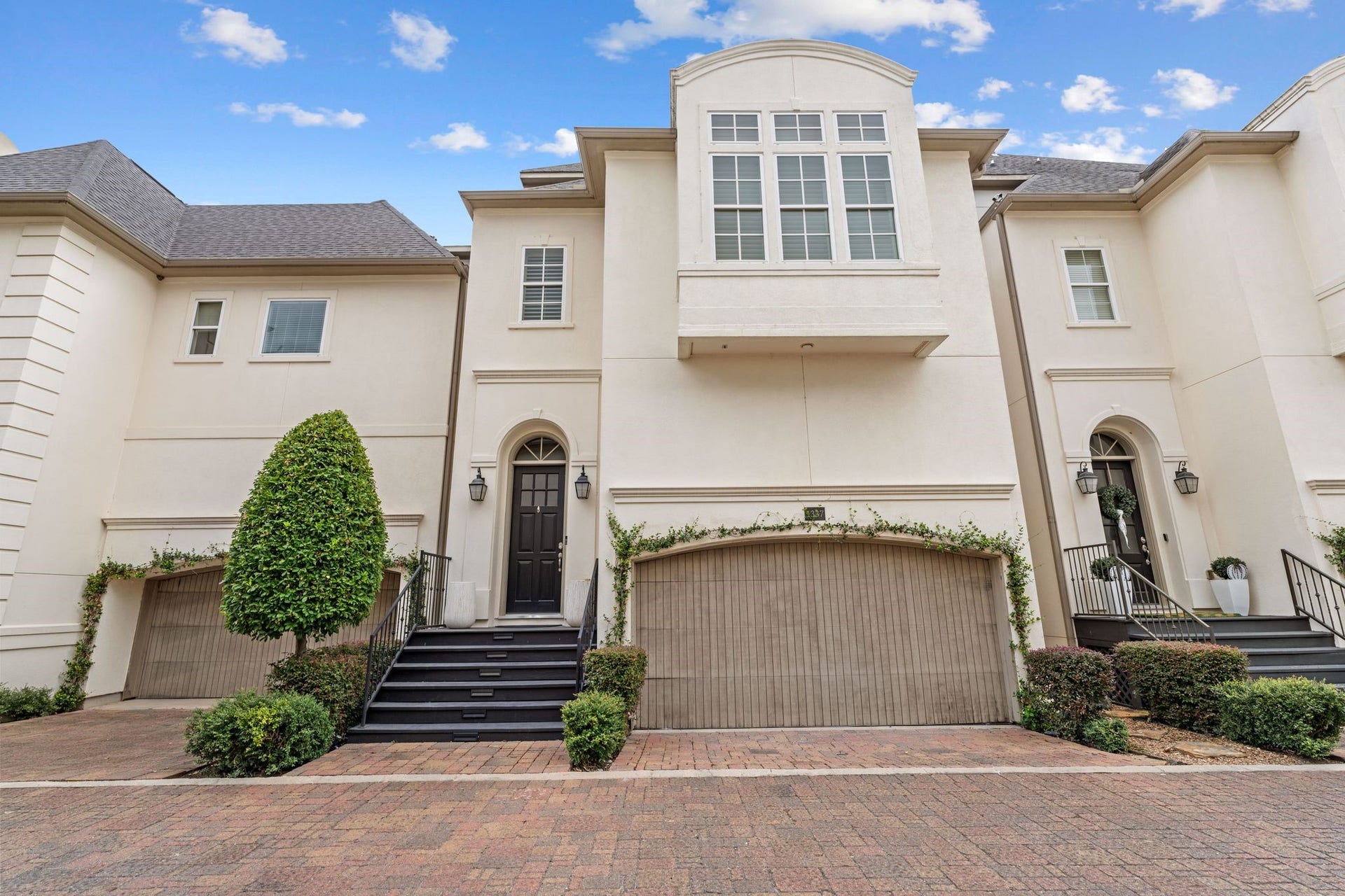 1337 W 24th Street, Houston, TX 77008 Nothing beats having the privacy and convenience of a 2-car garage.