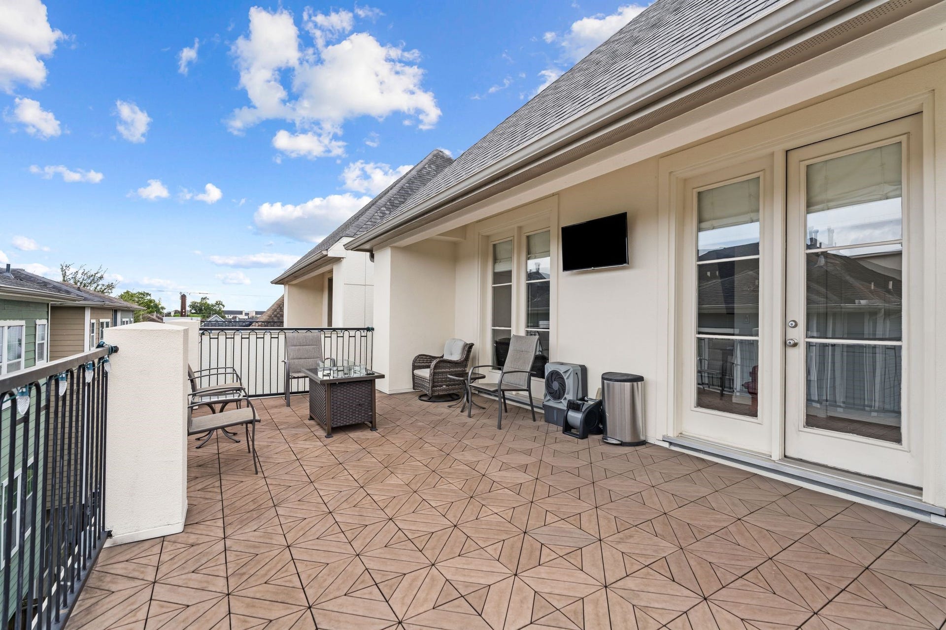 1337 W 24th Street, Houston, TX 77008 Enjoy an elevated outdoor retreat on the third-floor rooftop terrace, featuring an expansive decked surface and a covered seating areaan inviting setting for relaxing or entertaining beneath the open sky.