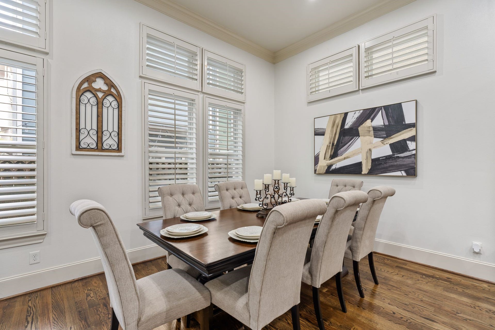 1337 W 24th Street, Houston, TX 77008 Windows on two sides with shutters bring a welcoming feel to the dining area, perfectly suited for everyday meals or entertaining.