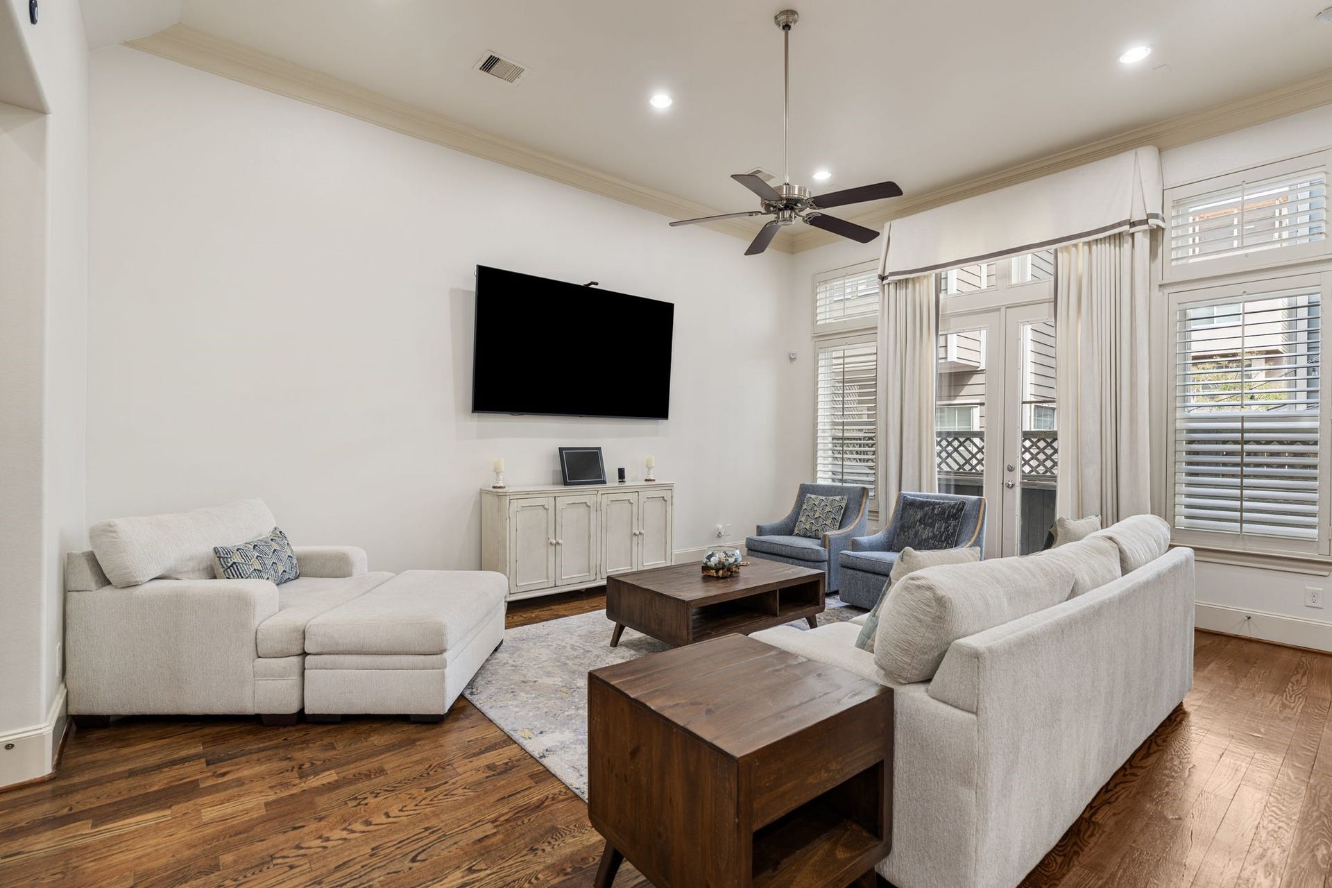 1337 W 24th Street, Houston, TX 77008 Another perspective highlights the living rooms generous seating area, warm hardwood flooring and glass doors with transom windows above.