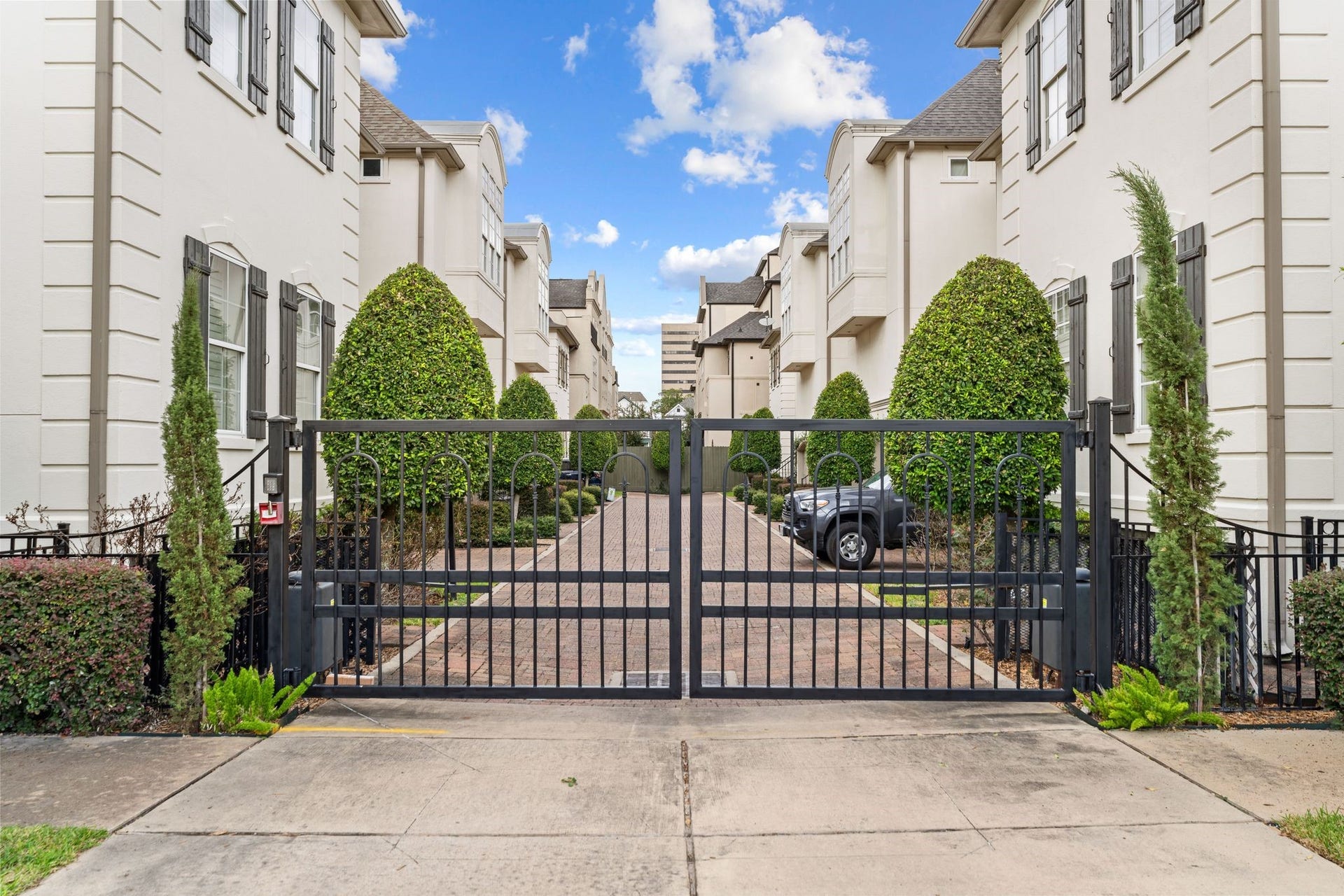1337 W 24th Street, Houston, TX 77008 Enjoy the convenience of secure, gated living in Shady Acres, with neighborhood coffee shops and restaurants within walking distance, while gaining easy access to Downtown Houston, Loop 610 and I-10.