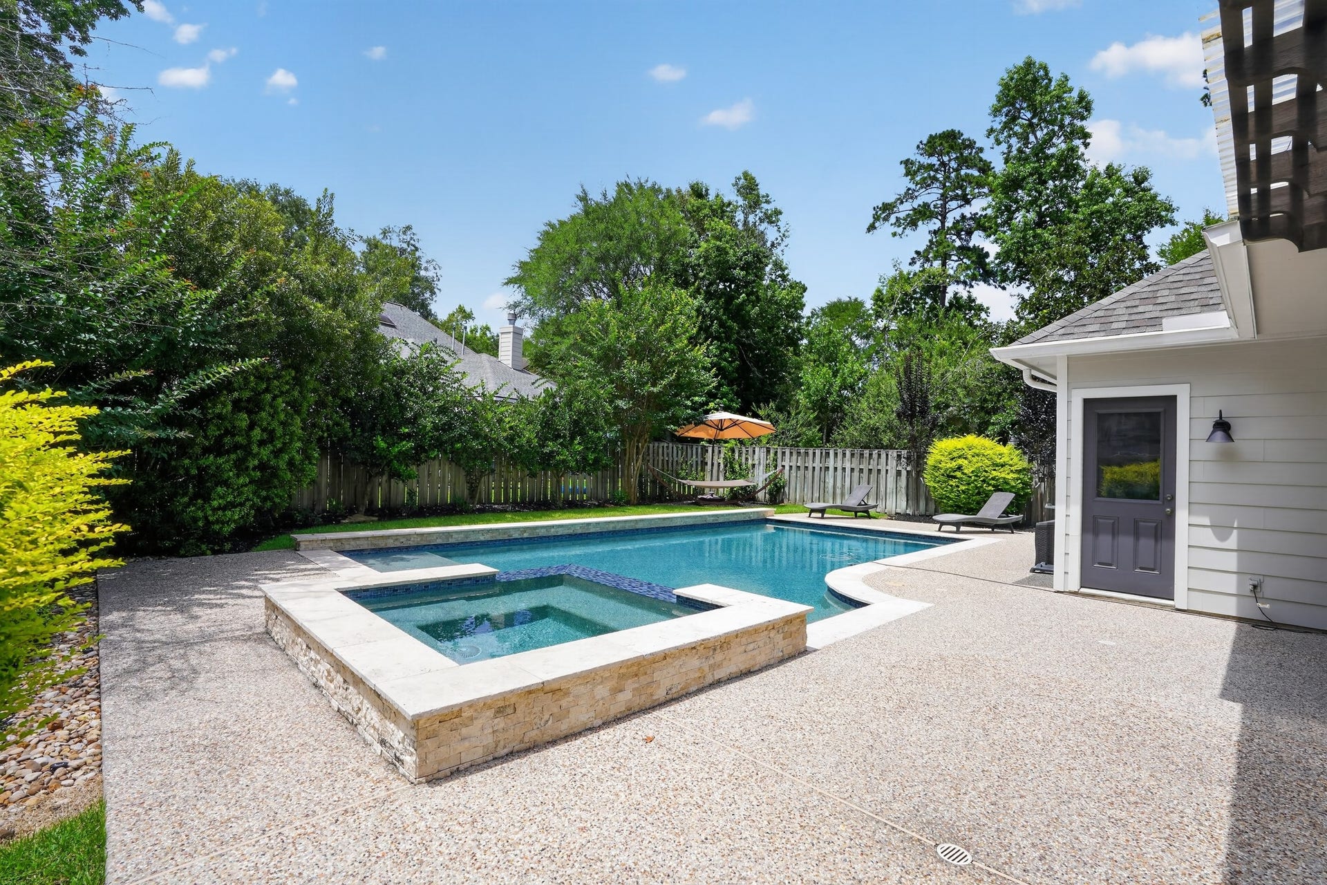 42 Crisp Morning Circle, The Woodlands, TX 77382 Lots of room for entertaining or just relaxing