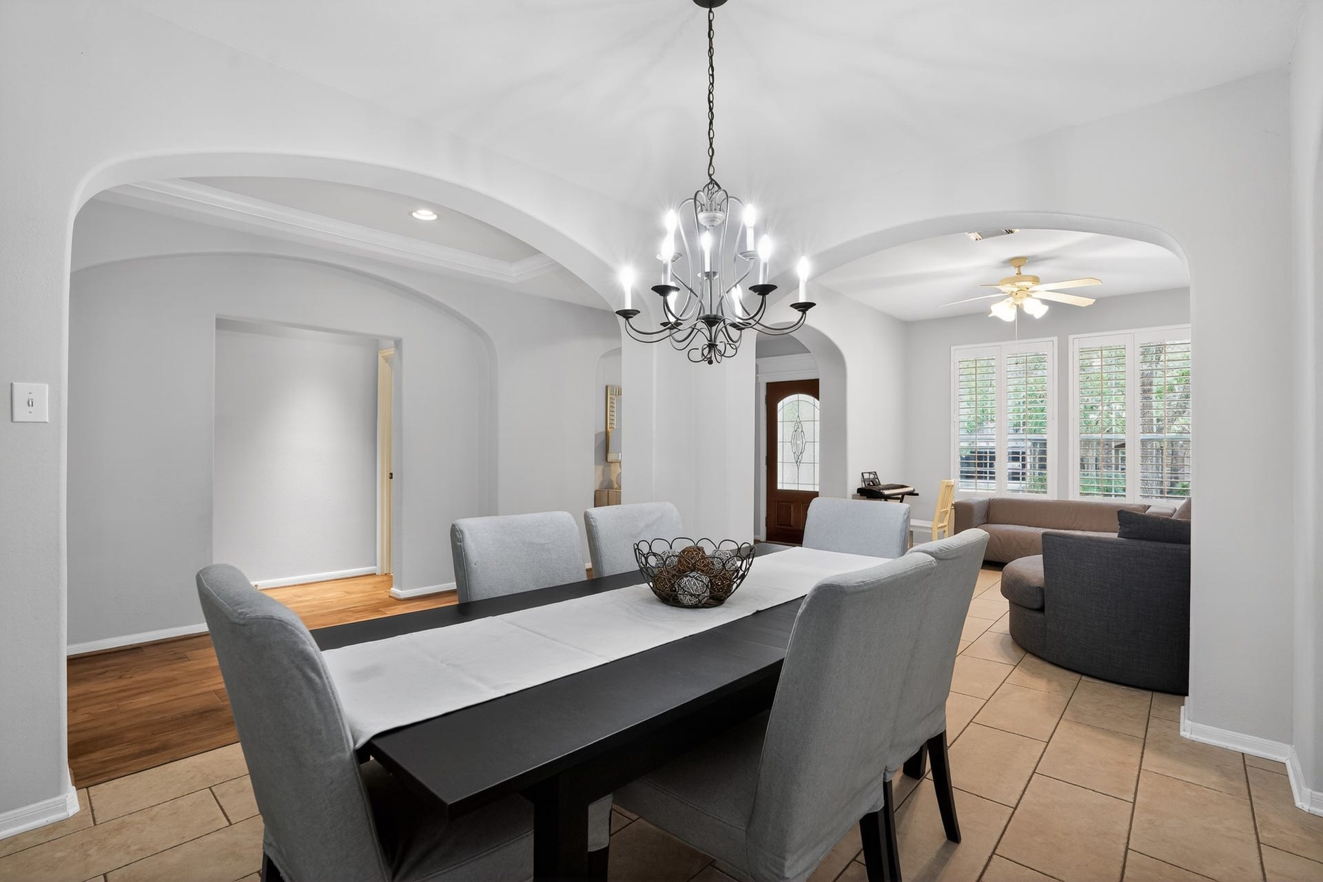 42 Crisp Morning Circle, The Woodlands, TX 77382 Large formal dining room