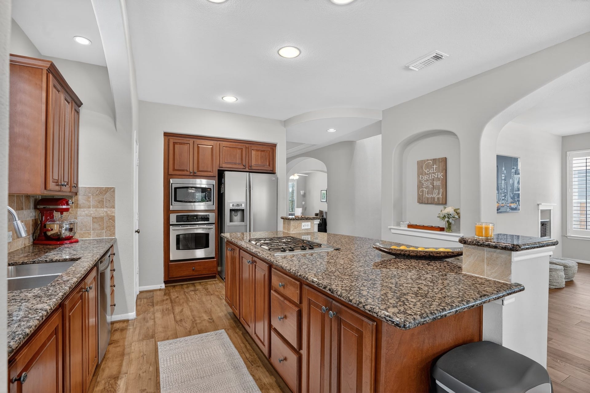 42 Crisp Morning Circle, The Woodlands, TX 77382 Beautiful stainless appliances