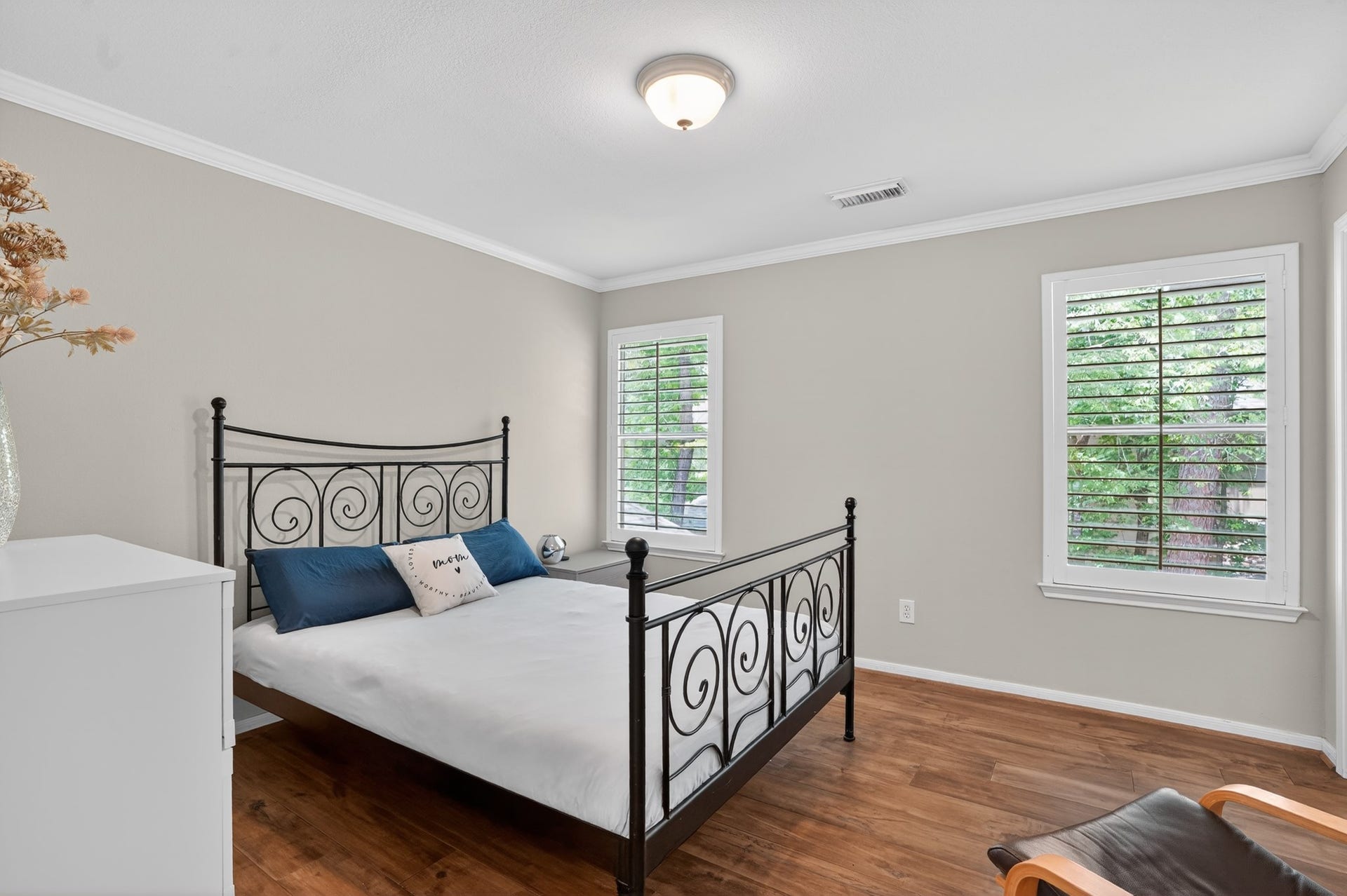 42 Crisp Morning Circle, The Woodlands, TX 77382 5h bedroom upstairs with full bath