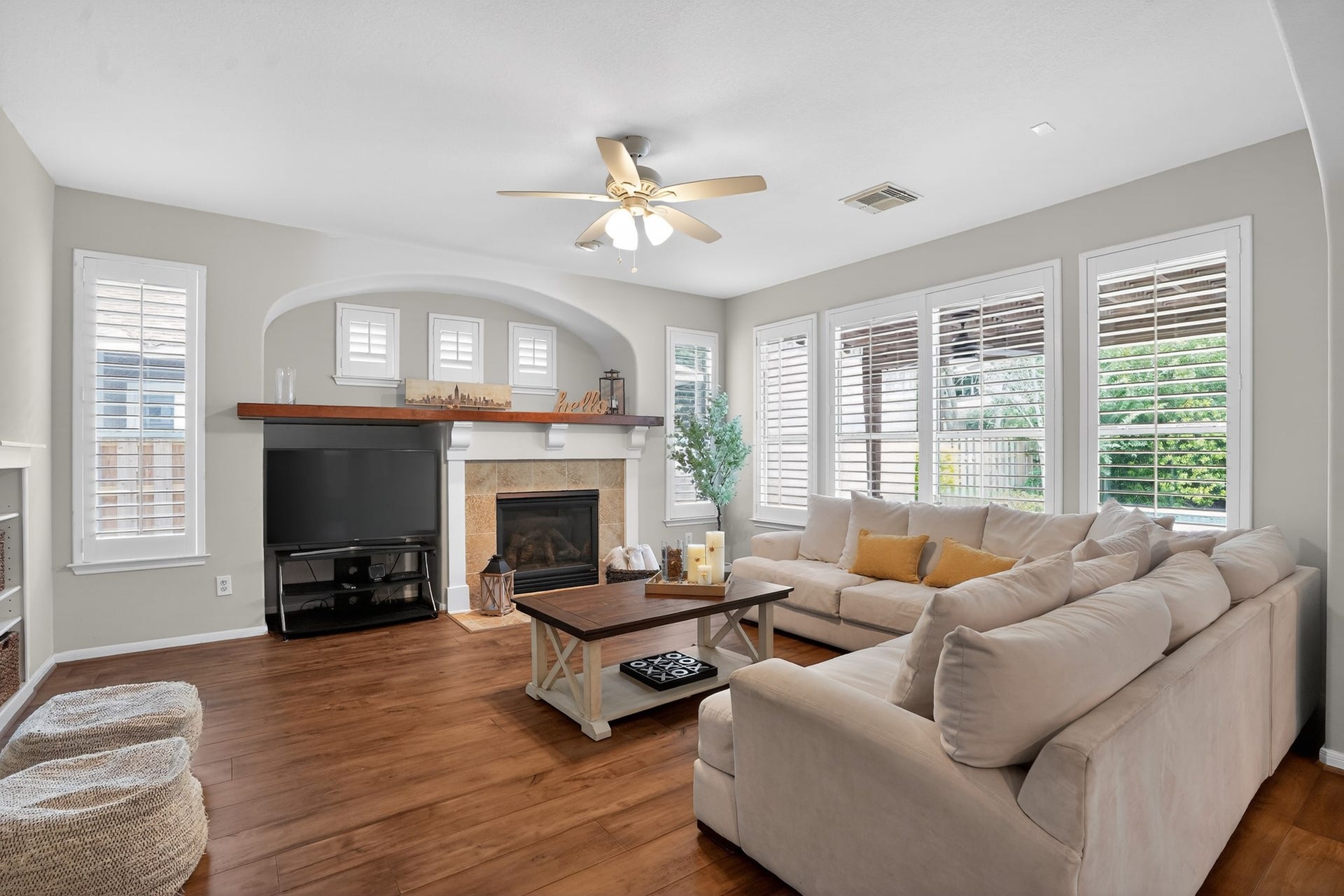 42 Crisp Morning Circle, The Woodlands, TX 77382 Great family room with fireplace