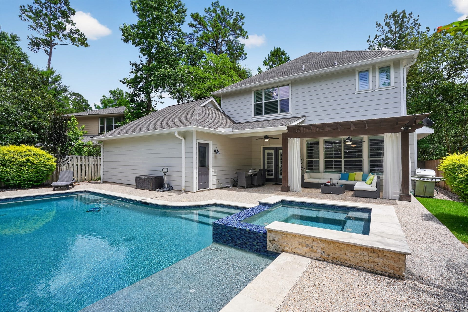 42 Crisp Morning Circle, The Woodlands, TX 77382 Amazing 5 bedroom home with pool
